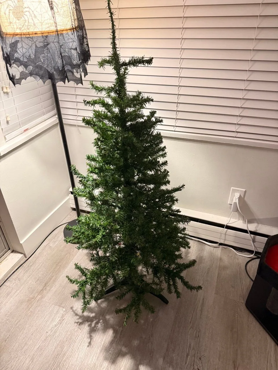 🎄 Artificial Christmas Tree 140 cm (4.6 ft) image indicator(2)