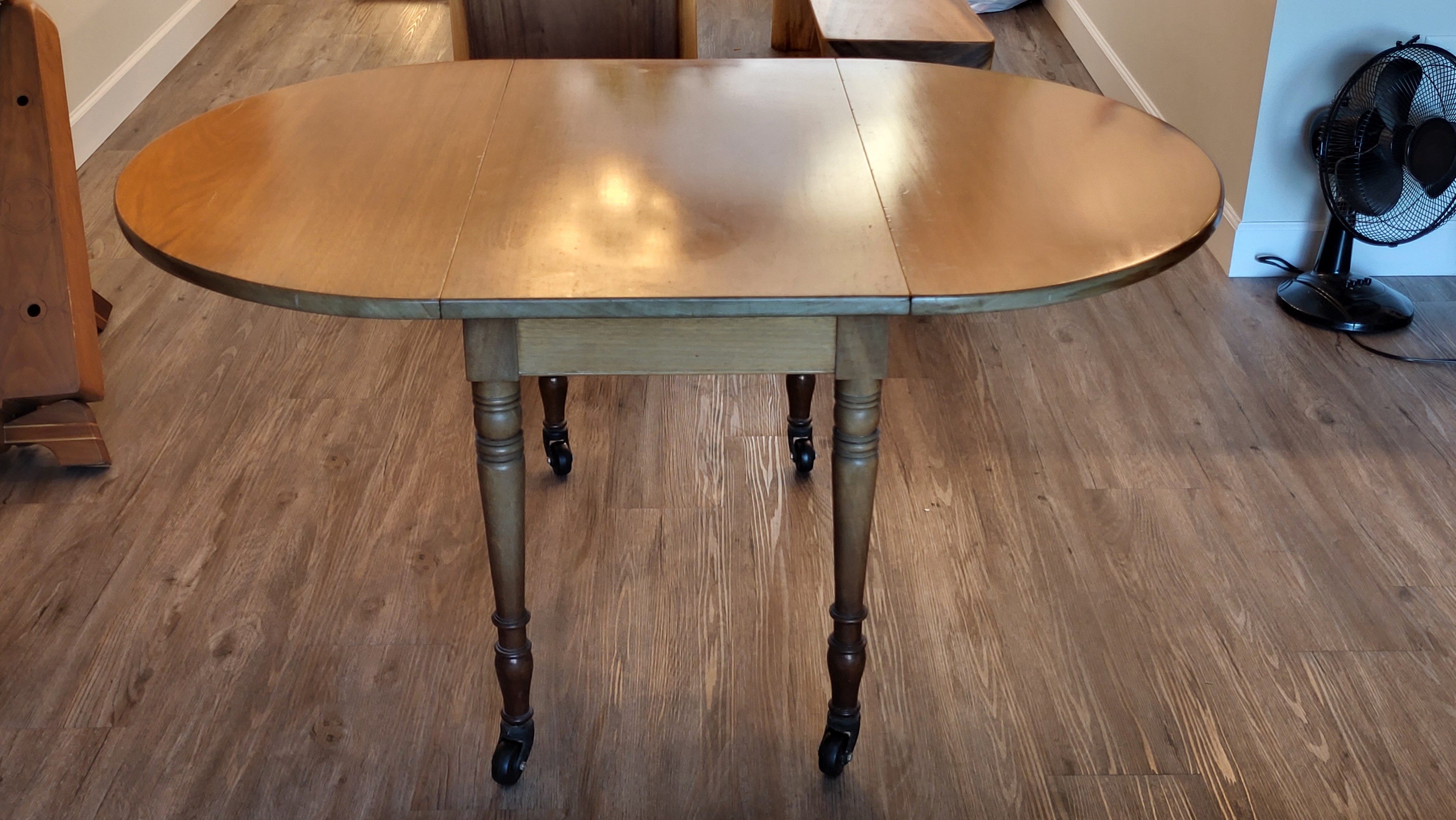 Antique mahogany drop-leaf end/coffee table - photo 3