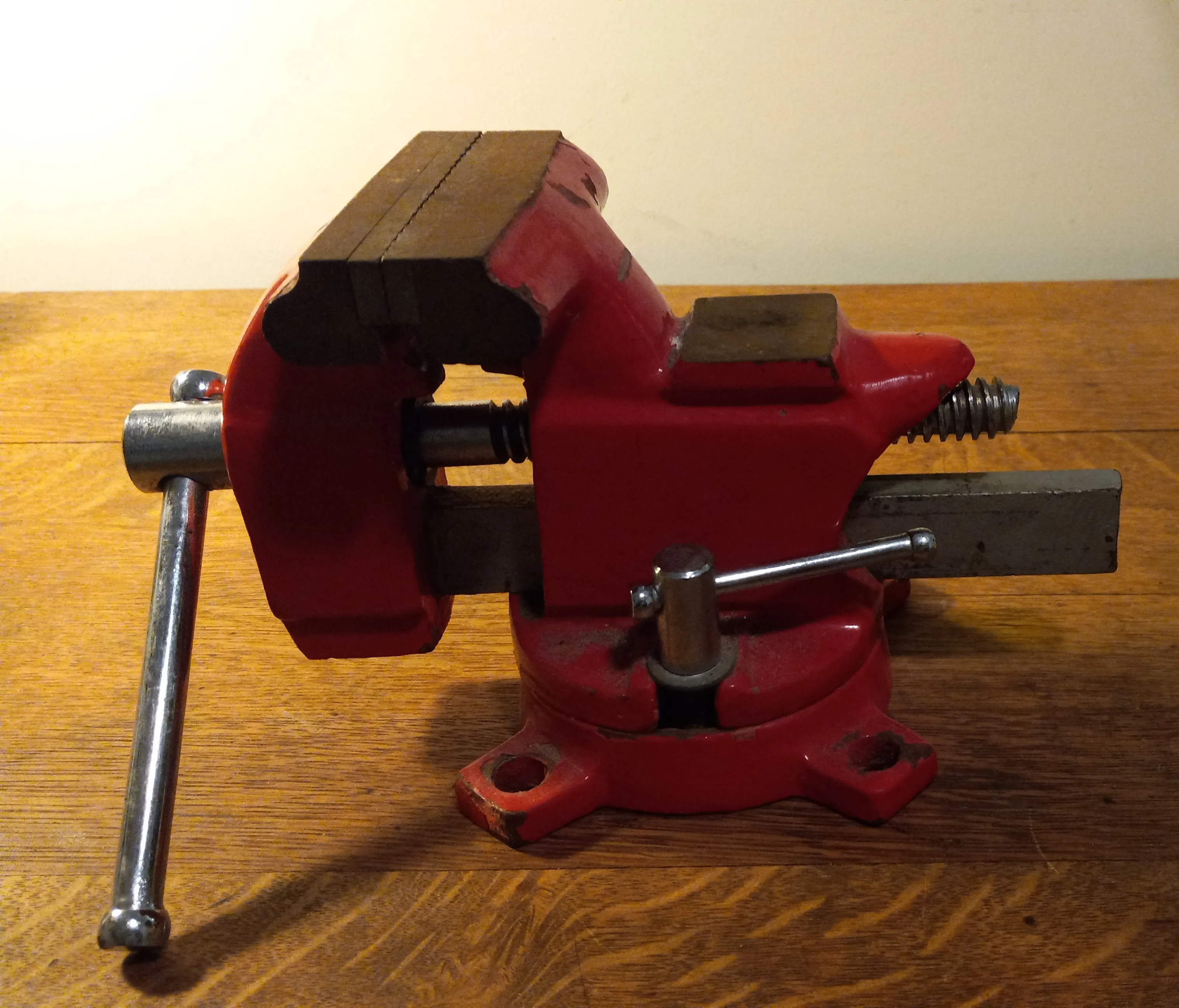 Red 4 Inch bolt-down swivel vise image indicator(2)
