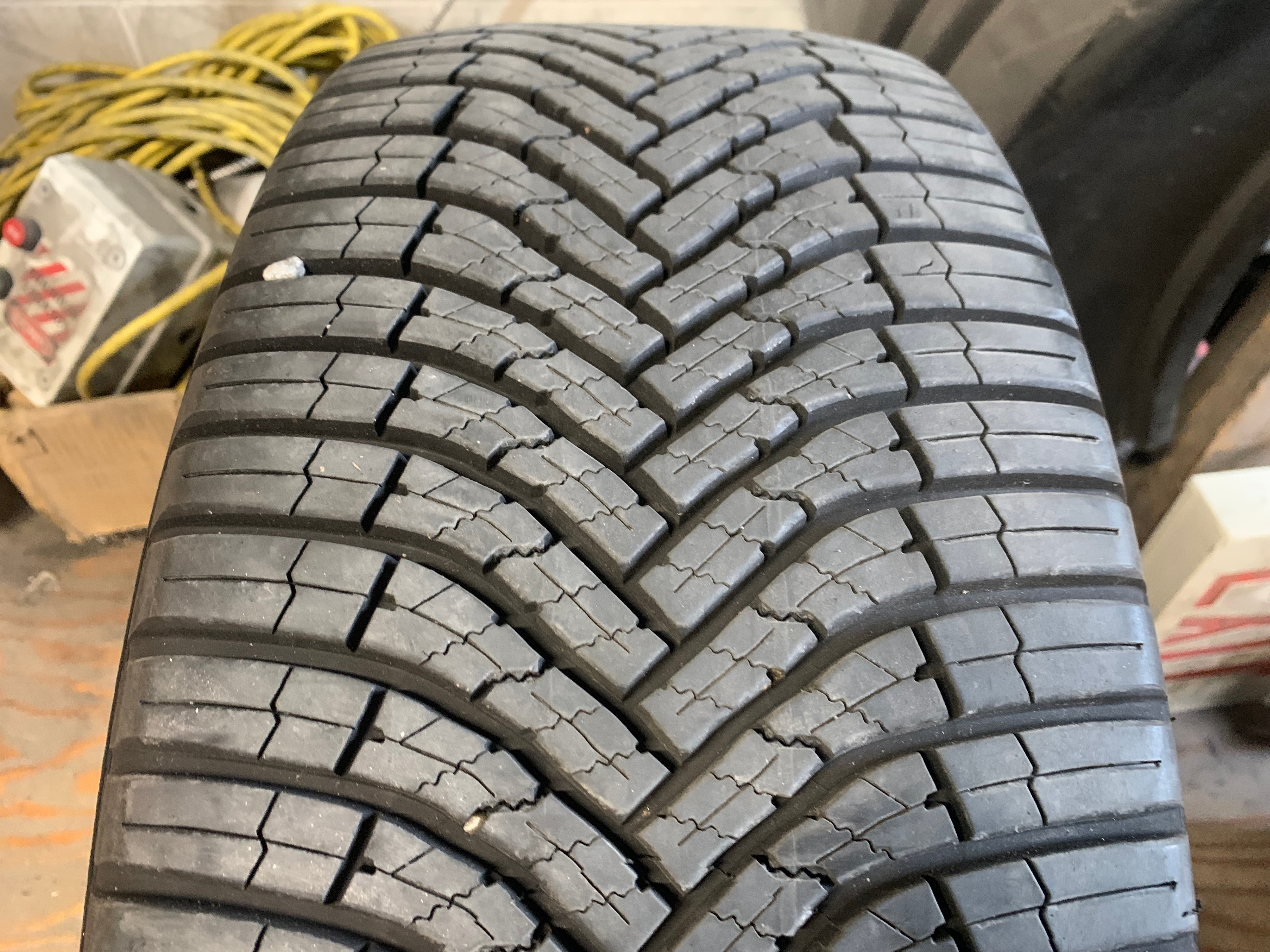 1 X single 235/50/20 M+S Goodyear Assurance WeatherReady2 as New - photo 3