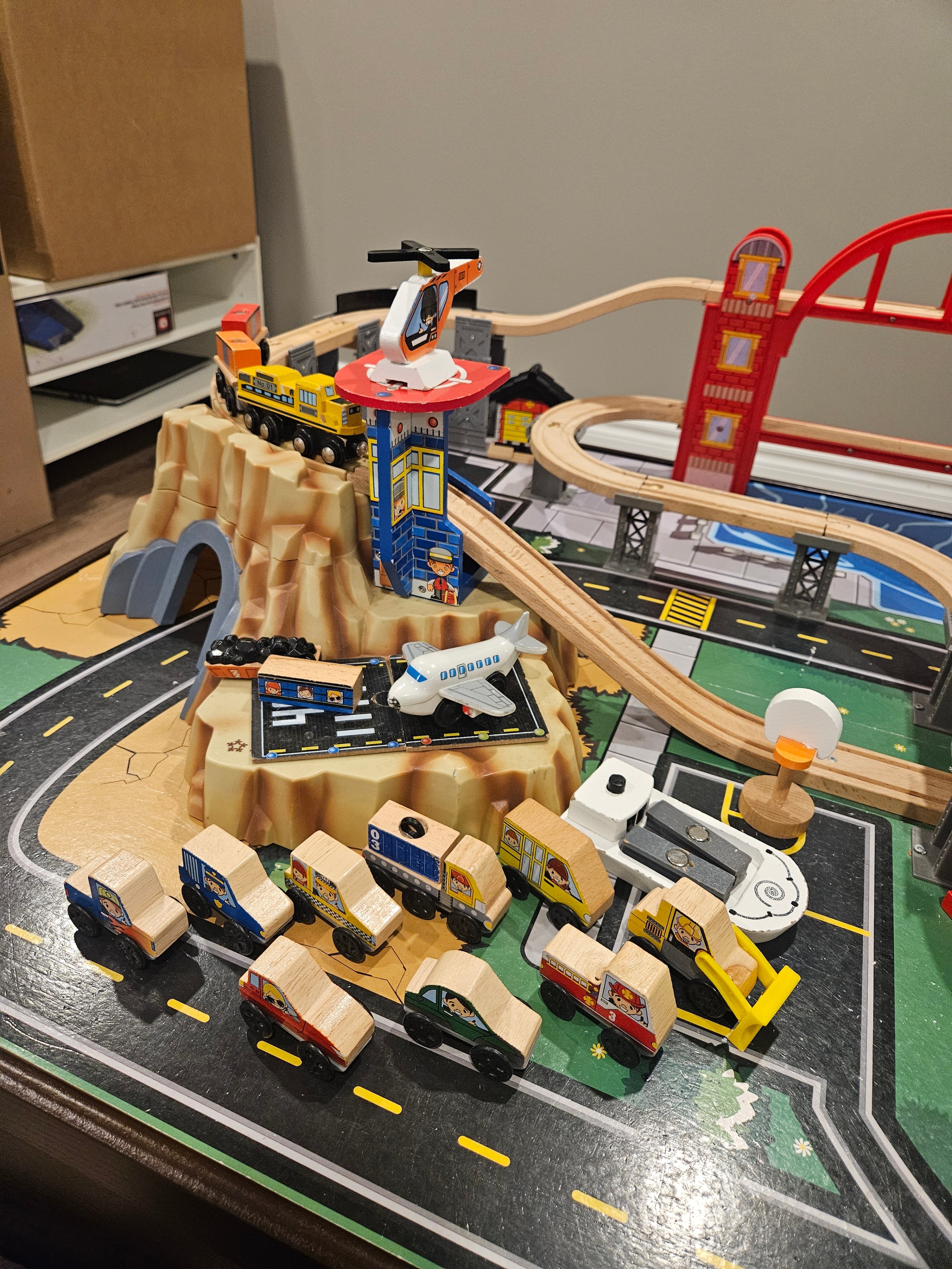 KidKraft Metropolis Train Table Set + BONUS items! - photo 2