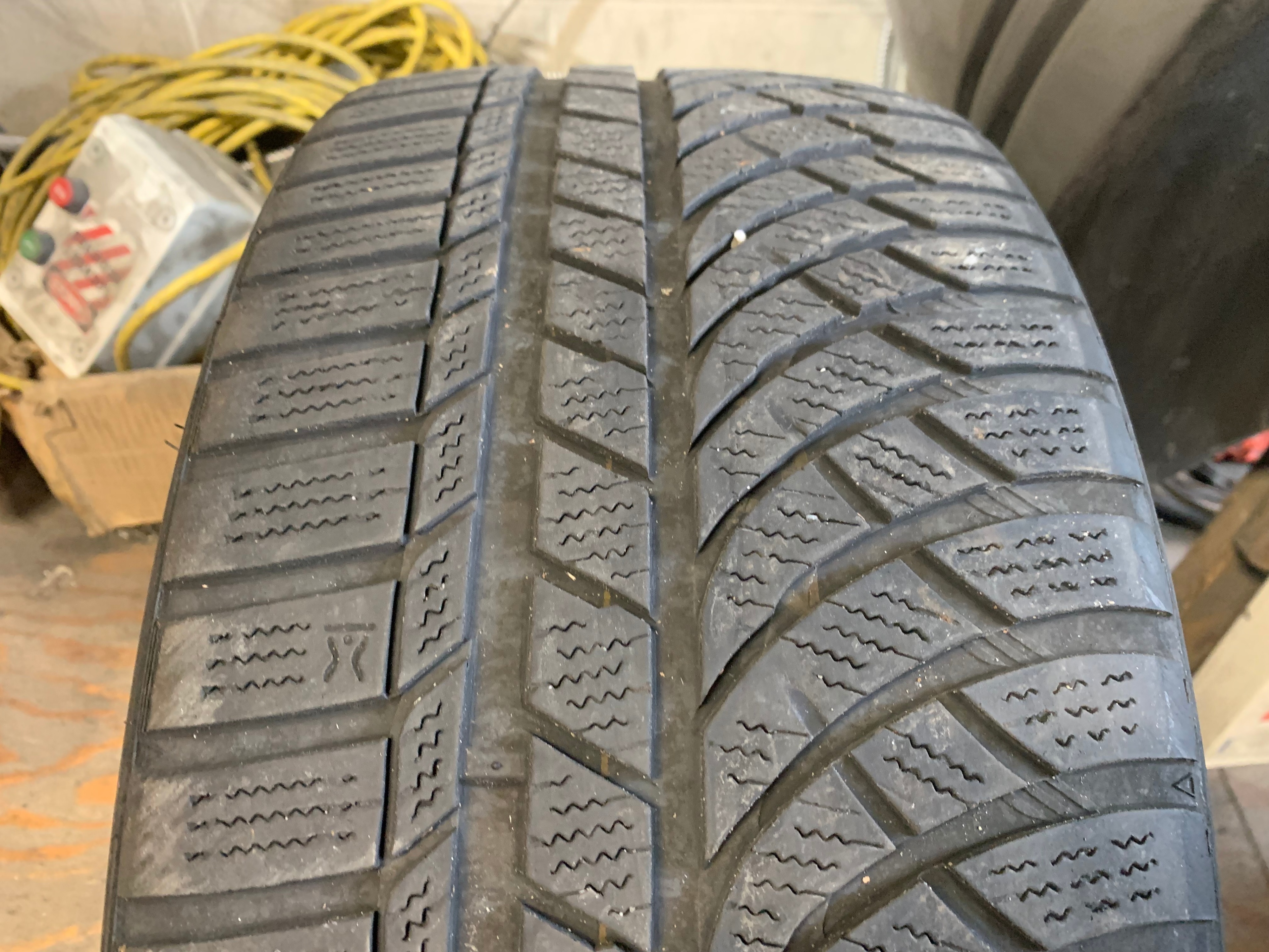 1 X single 235/35/19 91W M+S Kumho WinterCraft WP72 with 60% - photo 3