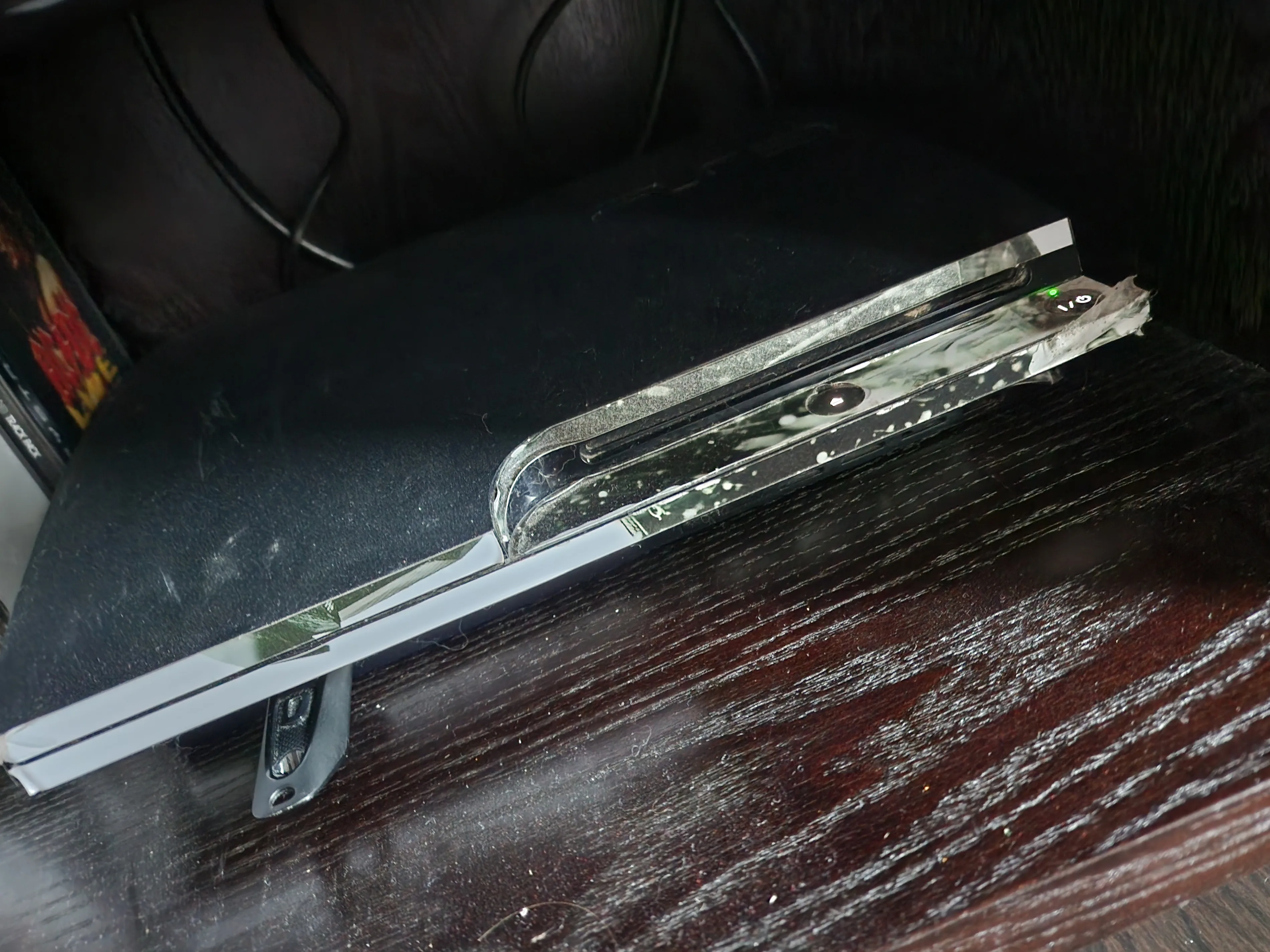 PS3 SLIM 300GB - 44 Games - 2 Controllers image indicator(4)