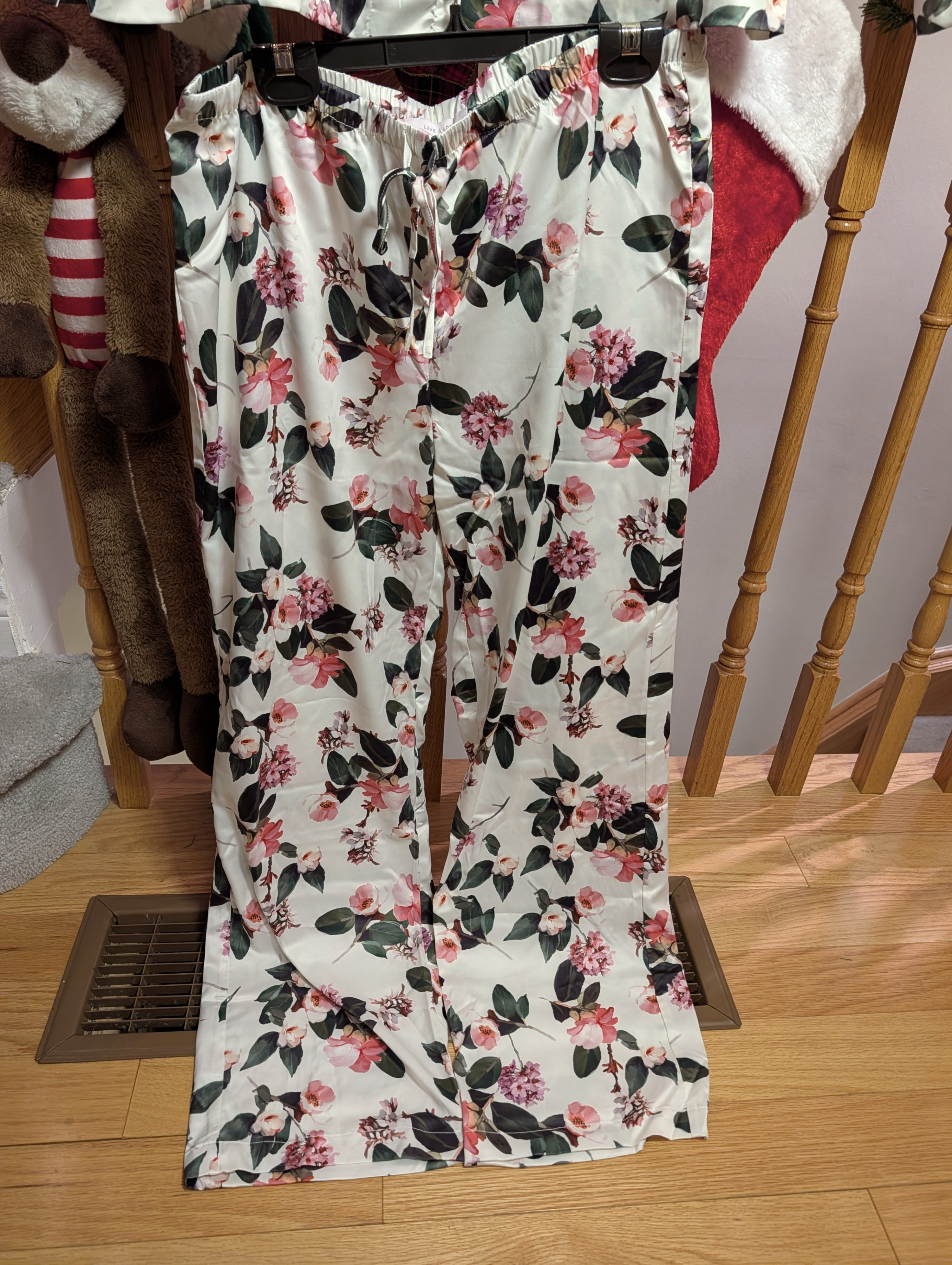 Love & Lore Women's Satin Pyjama Set - Unused - photo 3
