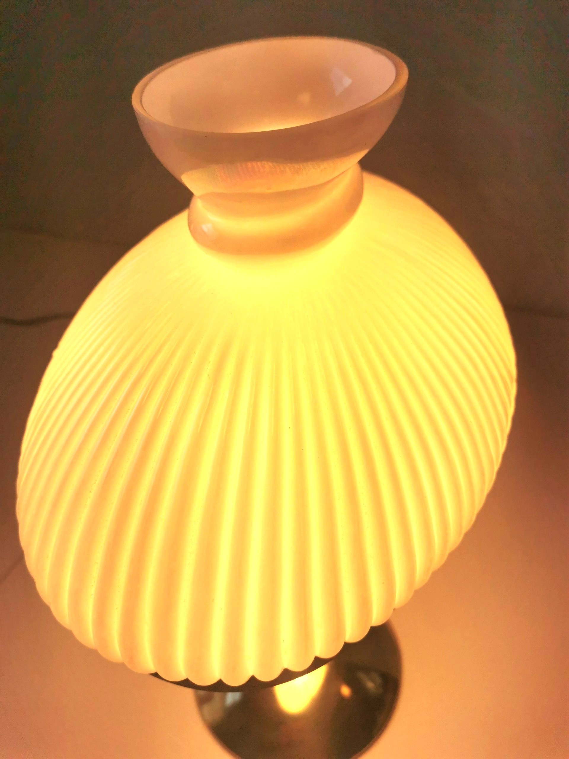 LUXURY 1950s Brass & Ribbed Milk Glass Parlor Lamp 16.5" T - photo 4
