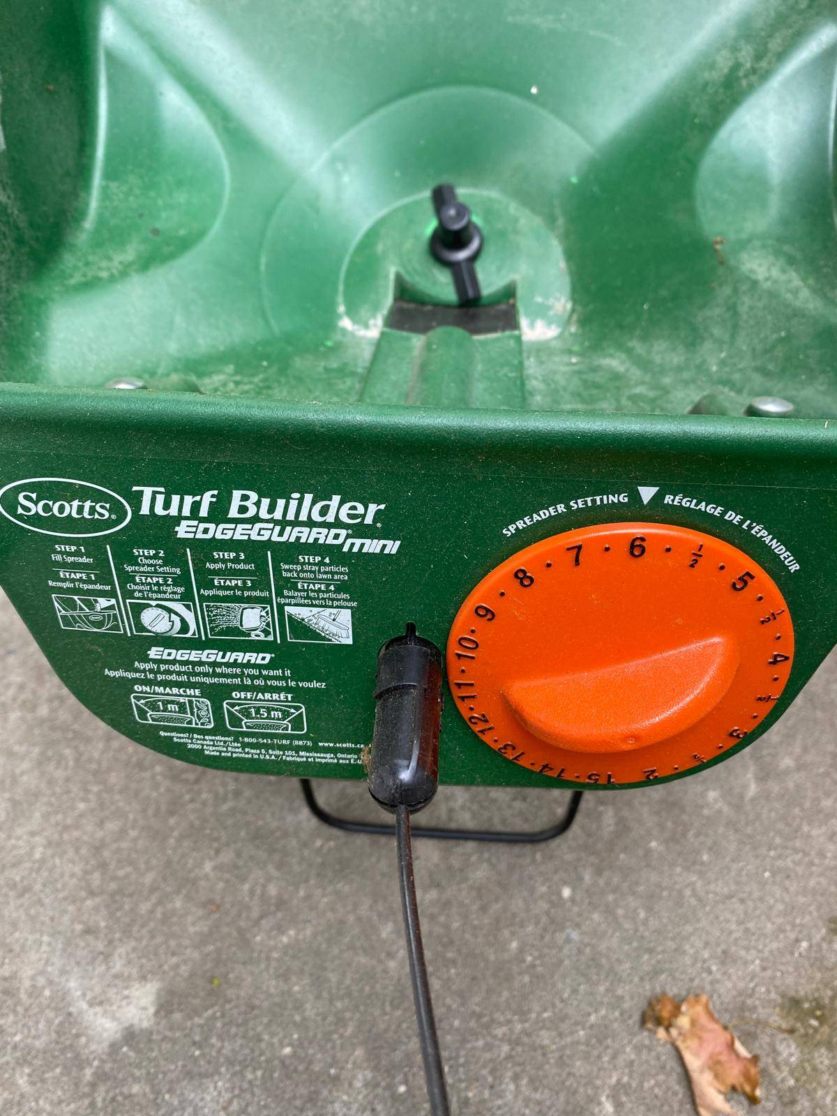 Scotts Turf Builder Mini Edgeguard Broadcast Spreader - photo 2