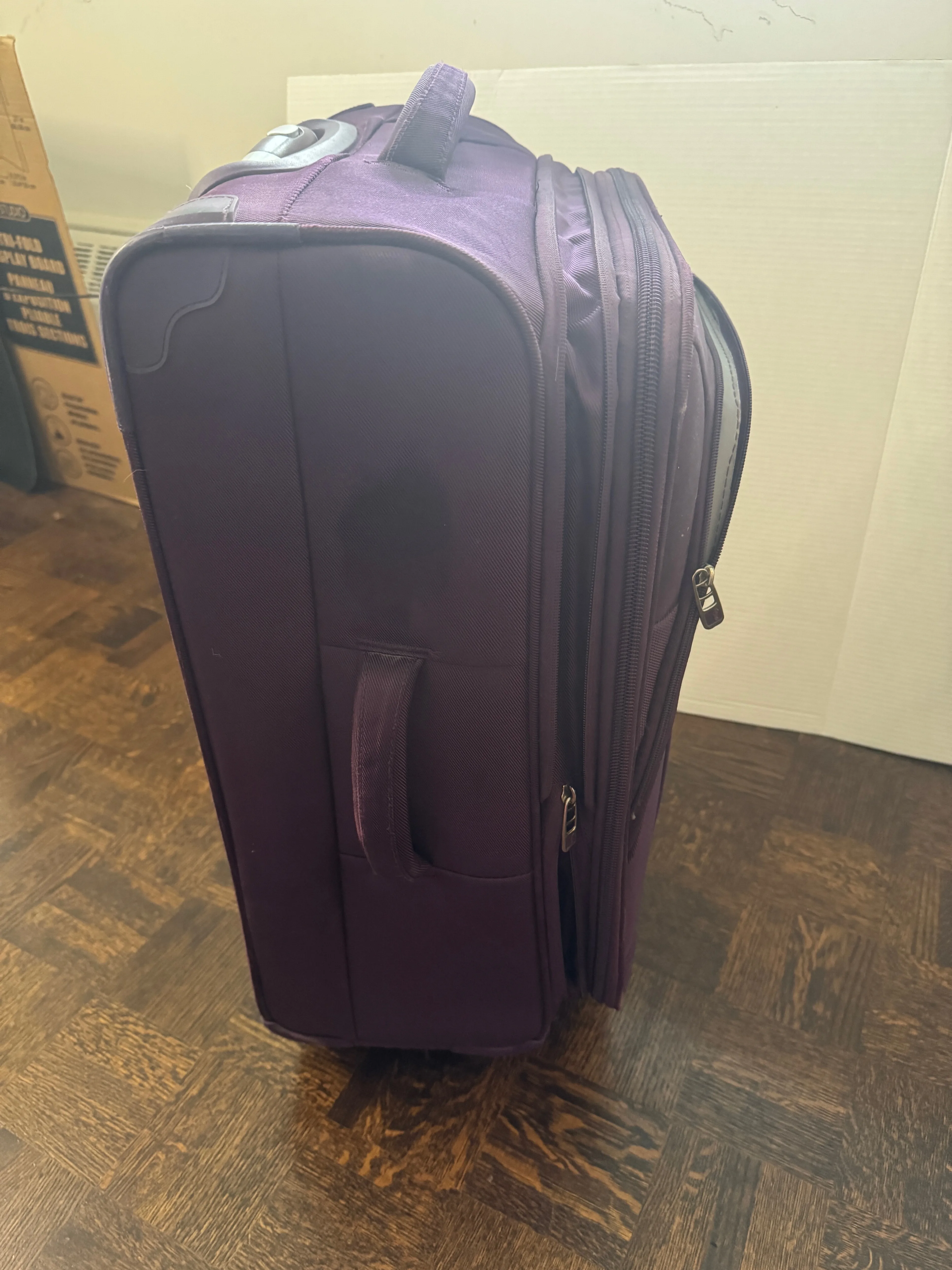 25" Medium Suitcase, great condition, ready for your next trip! image indicator(10)