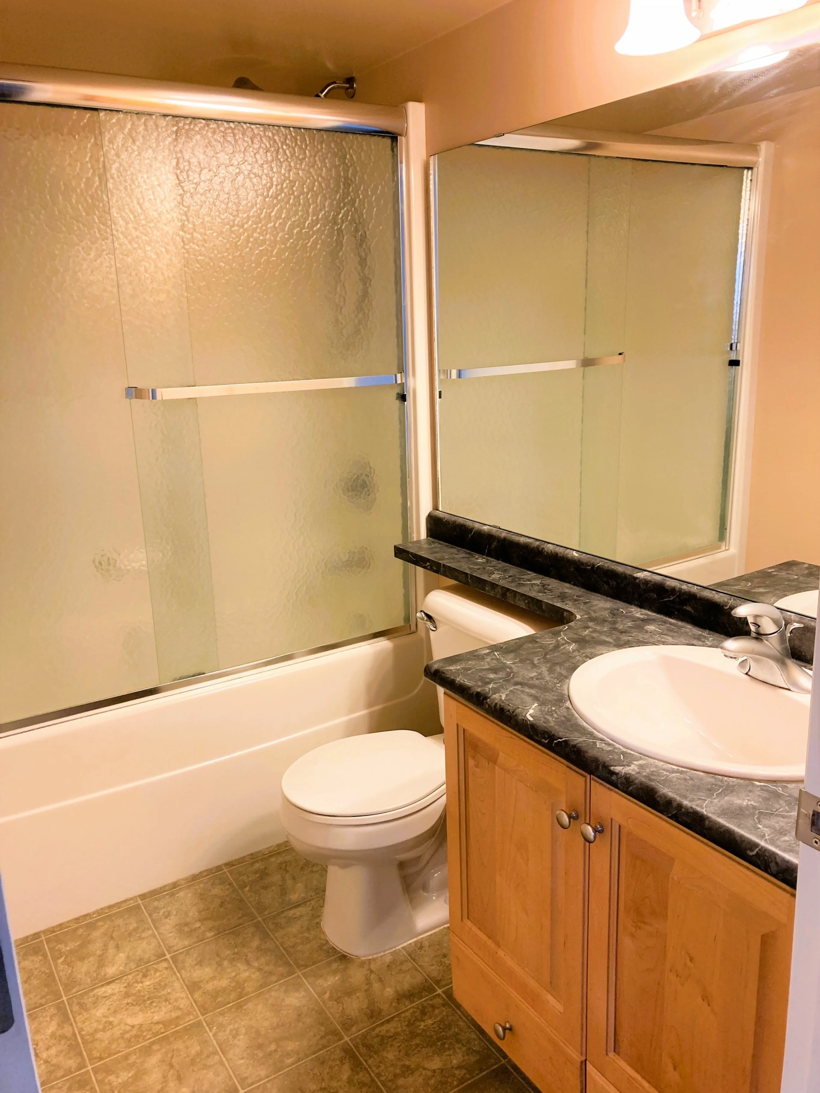 CLAREVIEW Large Size 1-Bedroom Condo utilities+parking included image indicator(6)