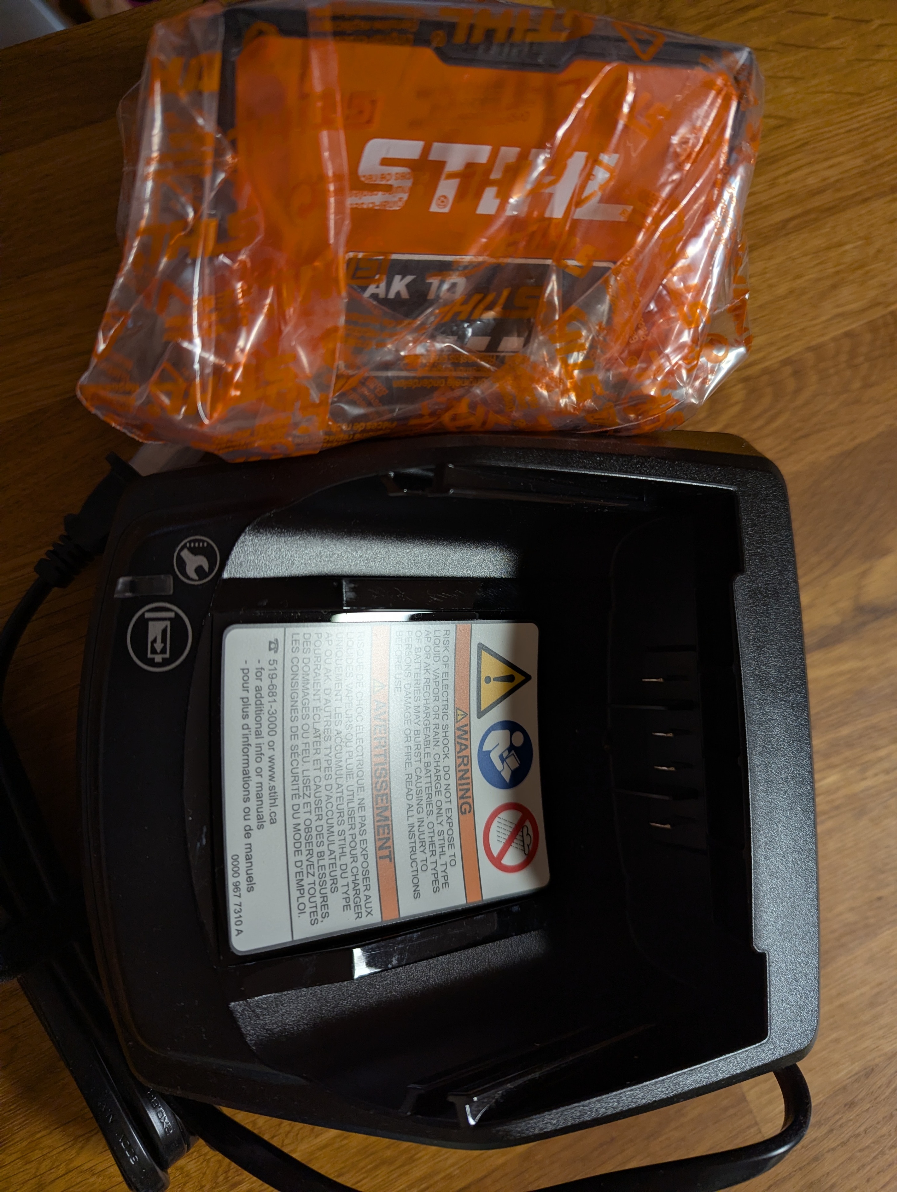 NEW! Stihl AK10 battery and AL101 charger for power lawn tools - photo 3