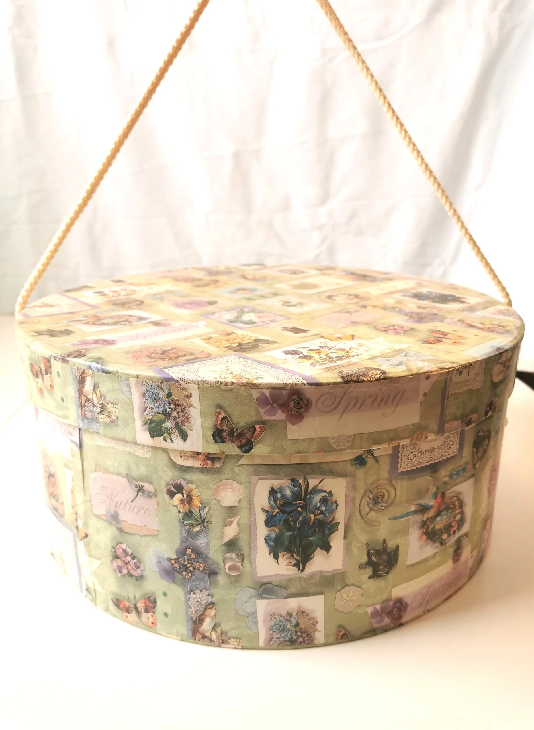 Max Size! Vtg Shabby Chic Hat Box Cardboard w Rope Handle 15.25" image indicator(4)