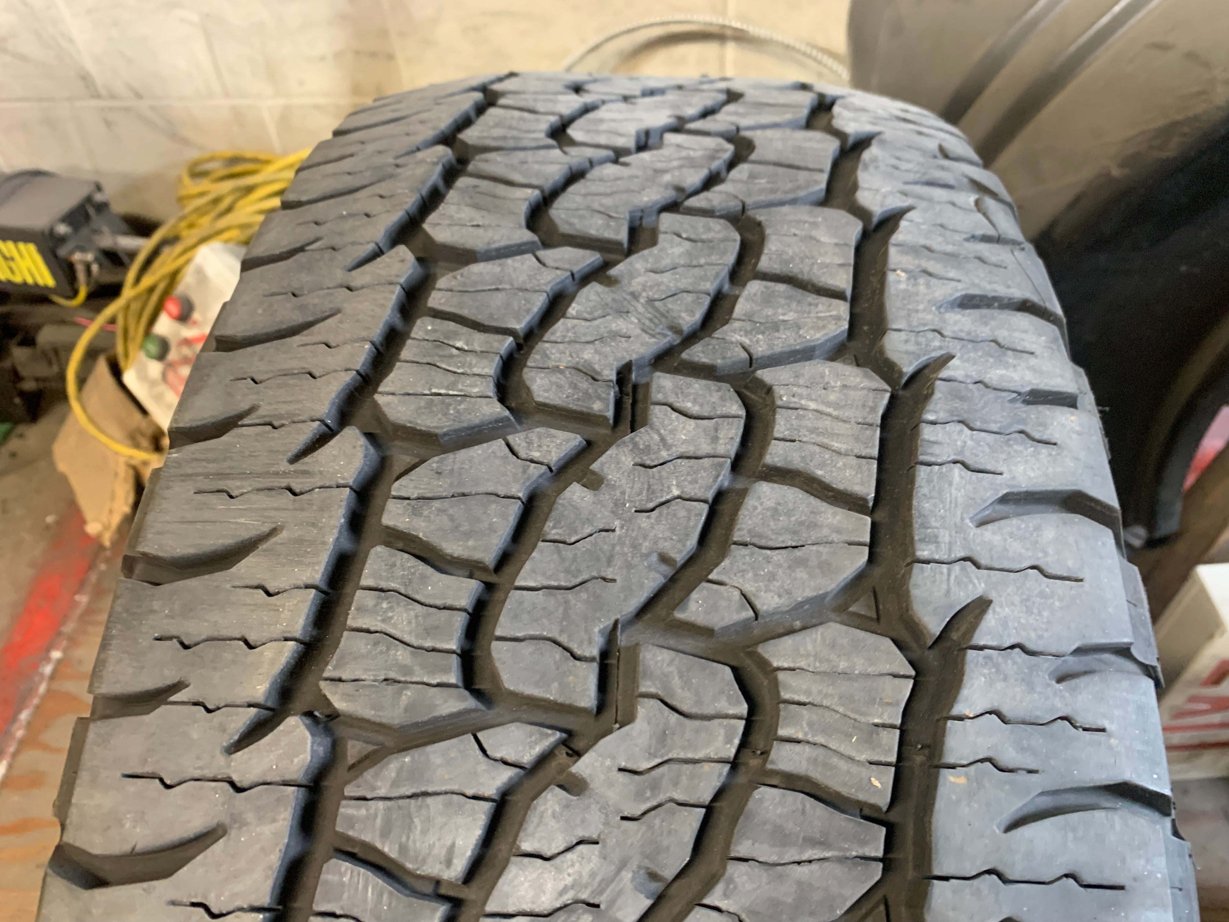 1 X single 275/60/20 M+S 115T BFG Trail-Terrain T/A with 60% - photo 3