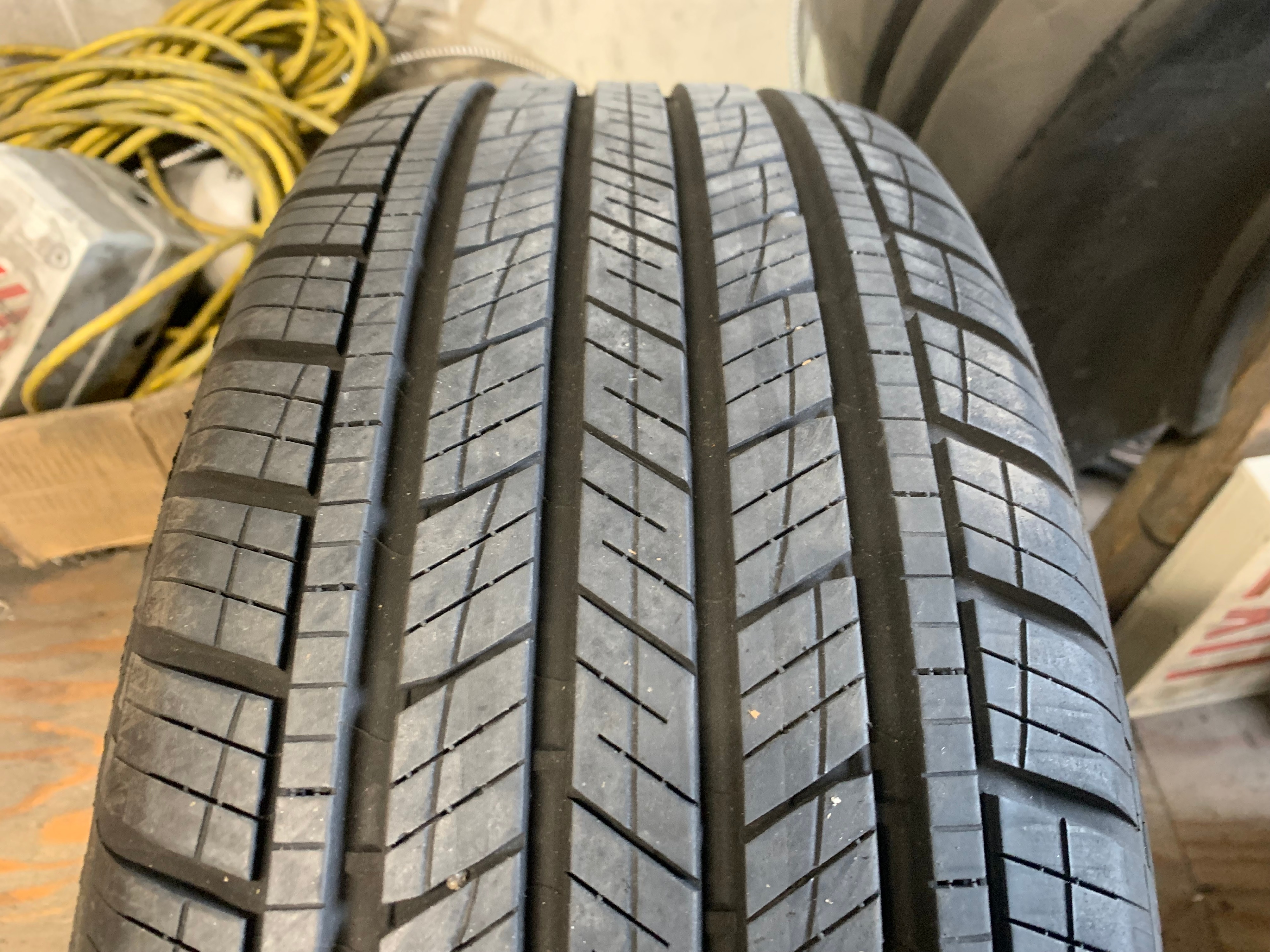 1 X single 215/55/18 95H M+S Goodyear Assurance Finesse with 90% - photo 3