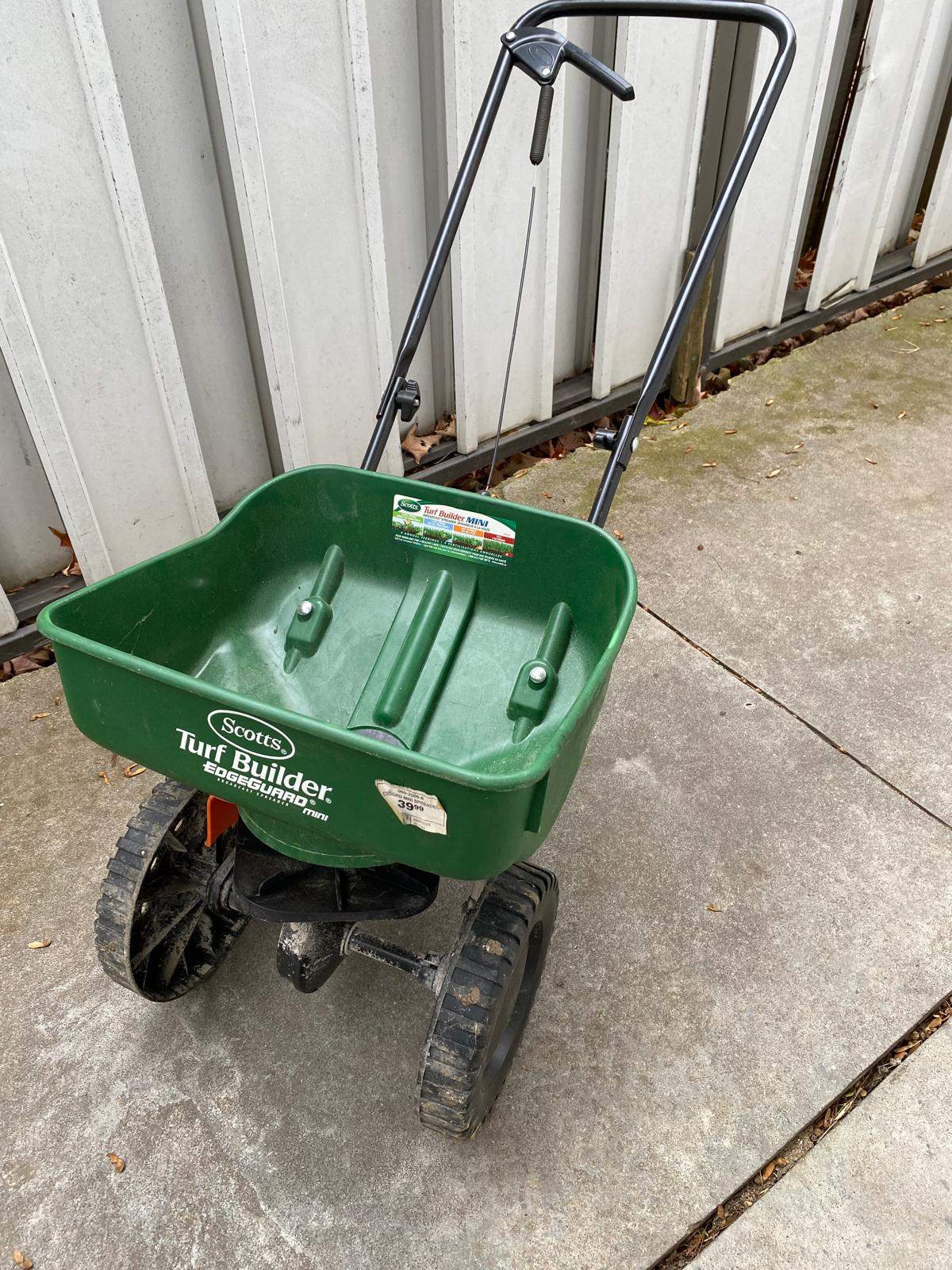 Scotts Turf Builder Mini Edgeguard Broadcast Spreader - photo 3