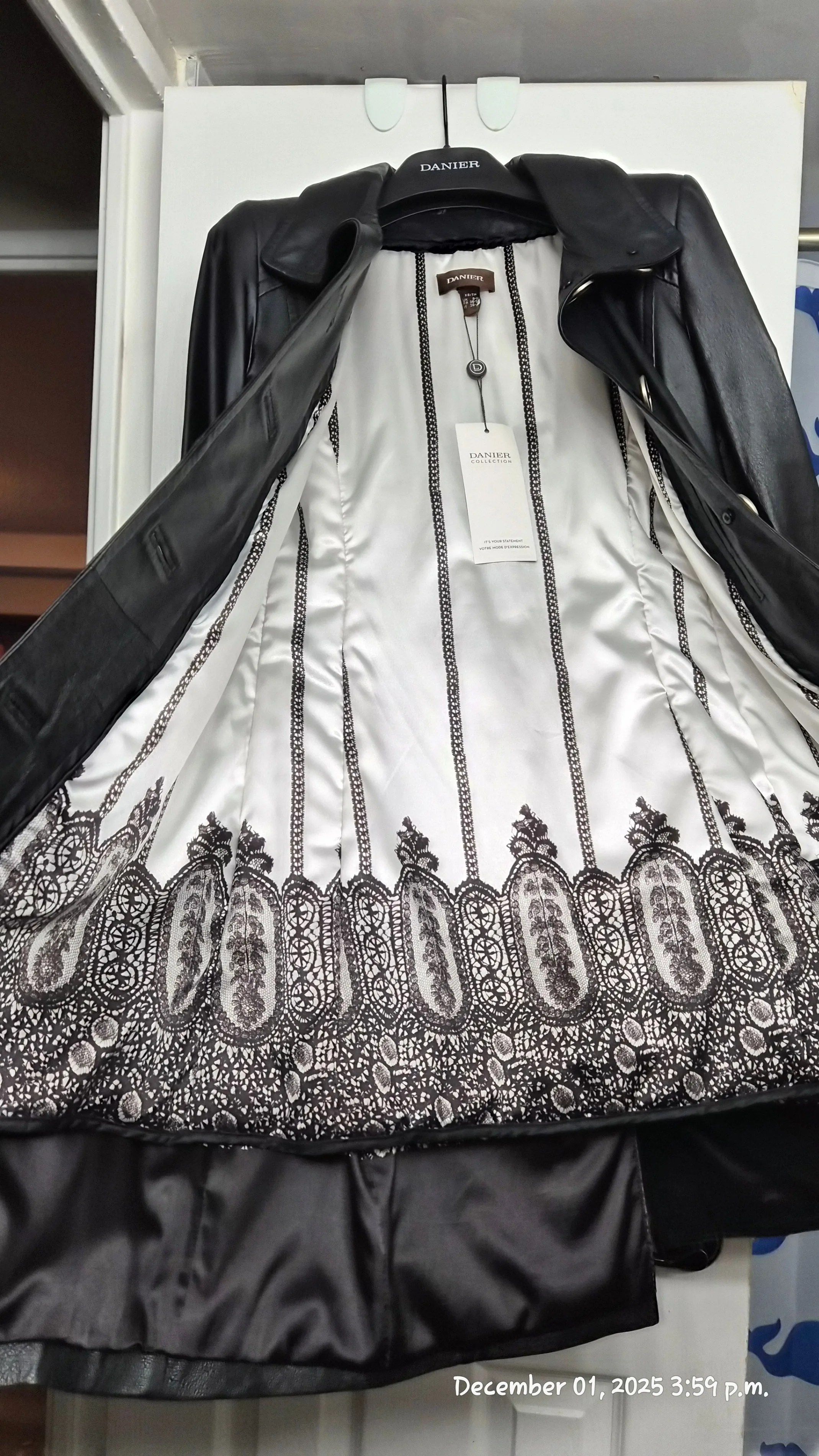 Danier Women’s Leather Jacket – XS – Brand New with Tags image indicator(2)