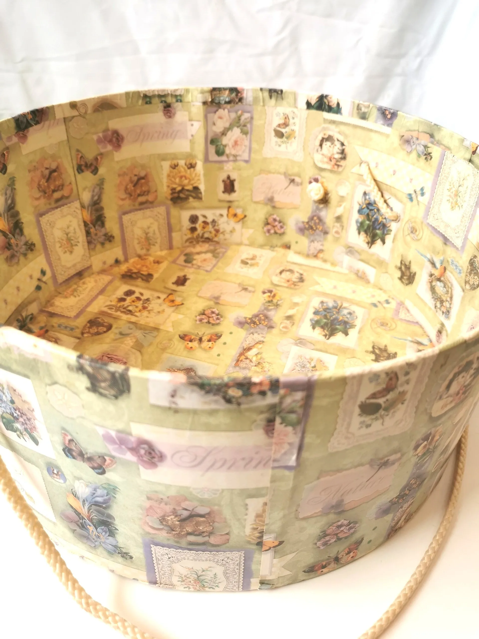 Max Size! Vtg Shabby Chic Hat Box Cardboard w Rope Handle 15.25" image indicator(7)