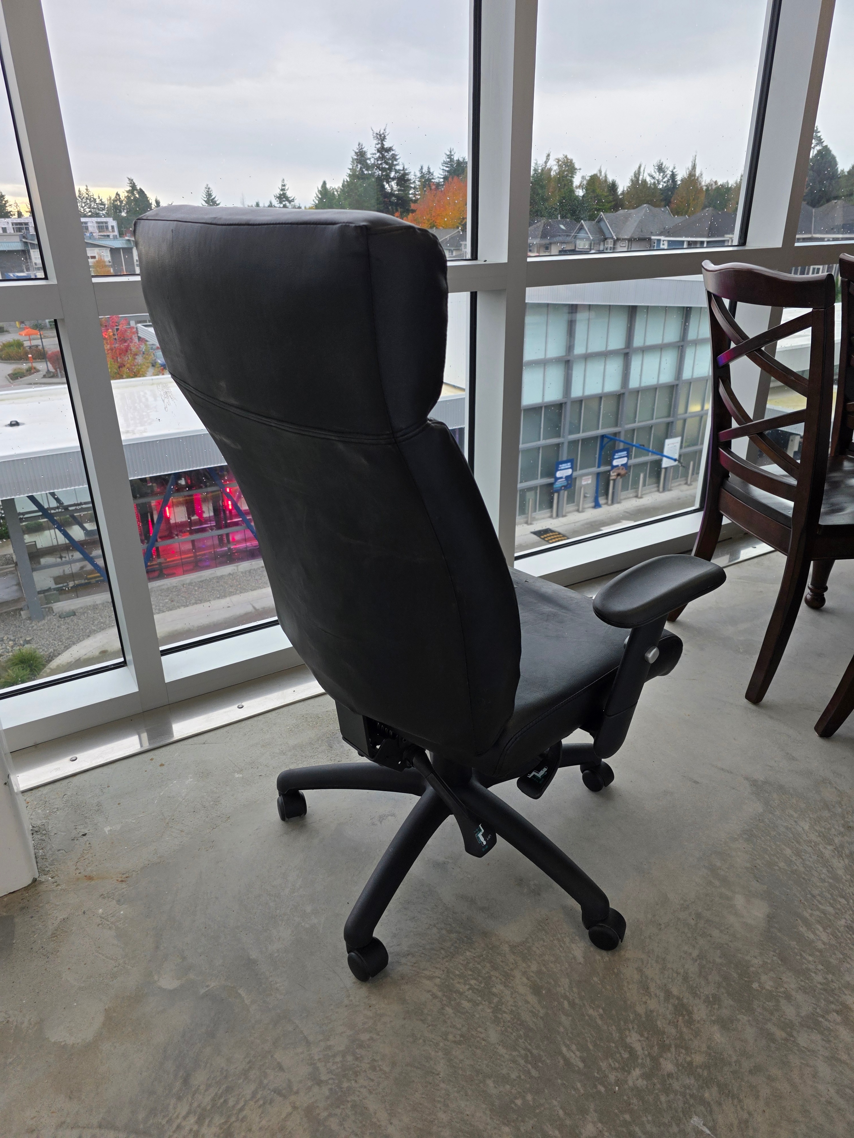🪑 Executive-Size Black Leather Desk Chair – Adjustable - photo 3