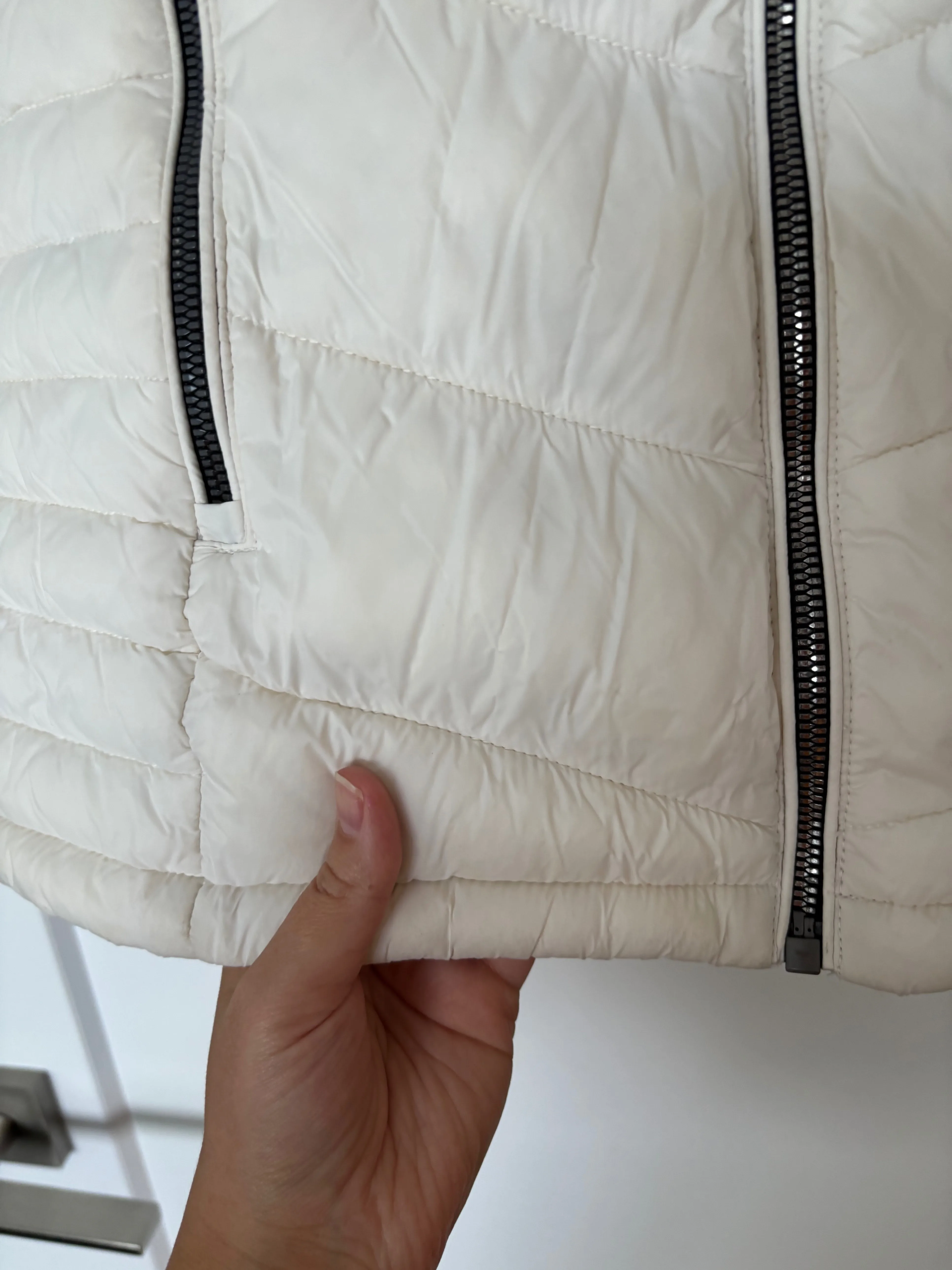 DKNY Women’s White Puffer Jacket - Size M image indicator(2)