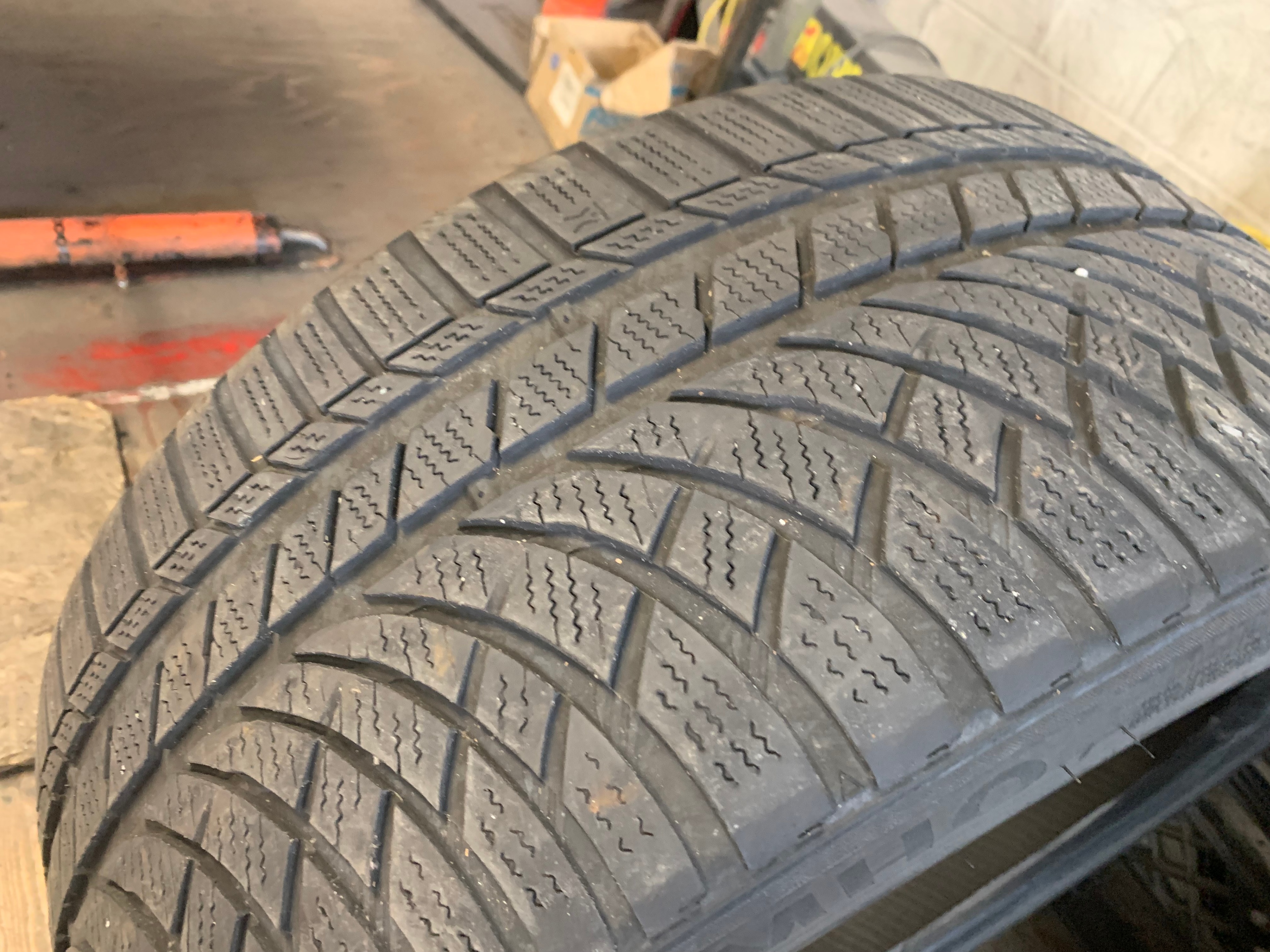 1 X single 235/35/19 91W M+S Kumho WinterCraft WP72 with 60% - photo 4