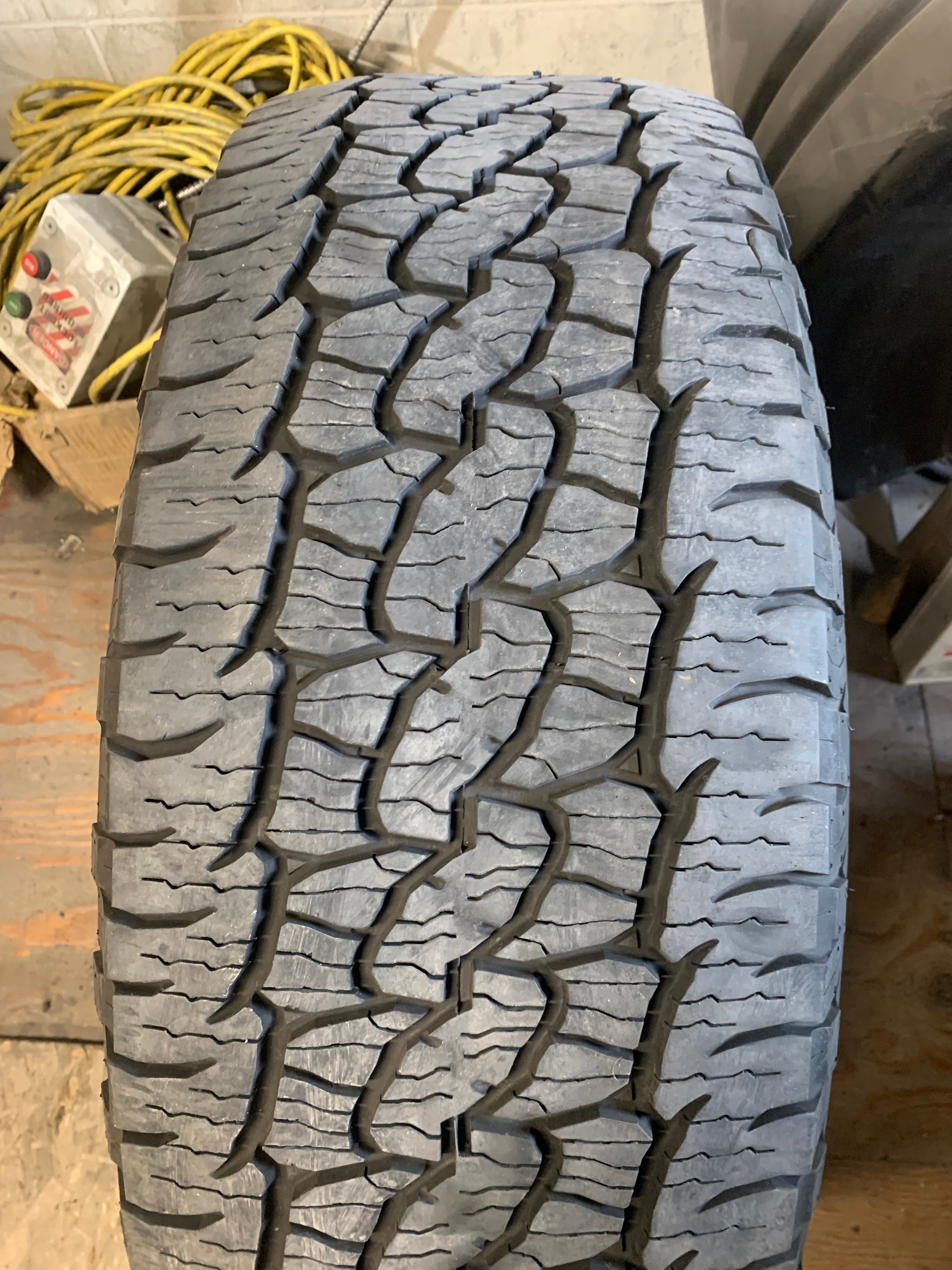 1 X single 275/60/20 M+S 115T BFG Trail-Terrain T/A with 60%