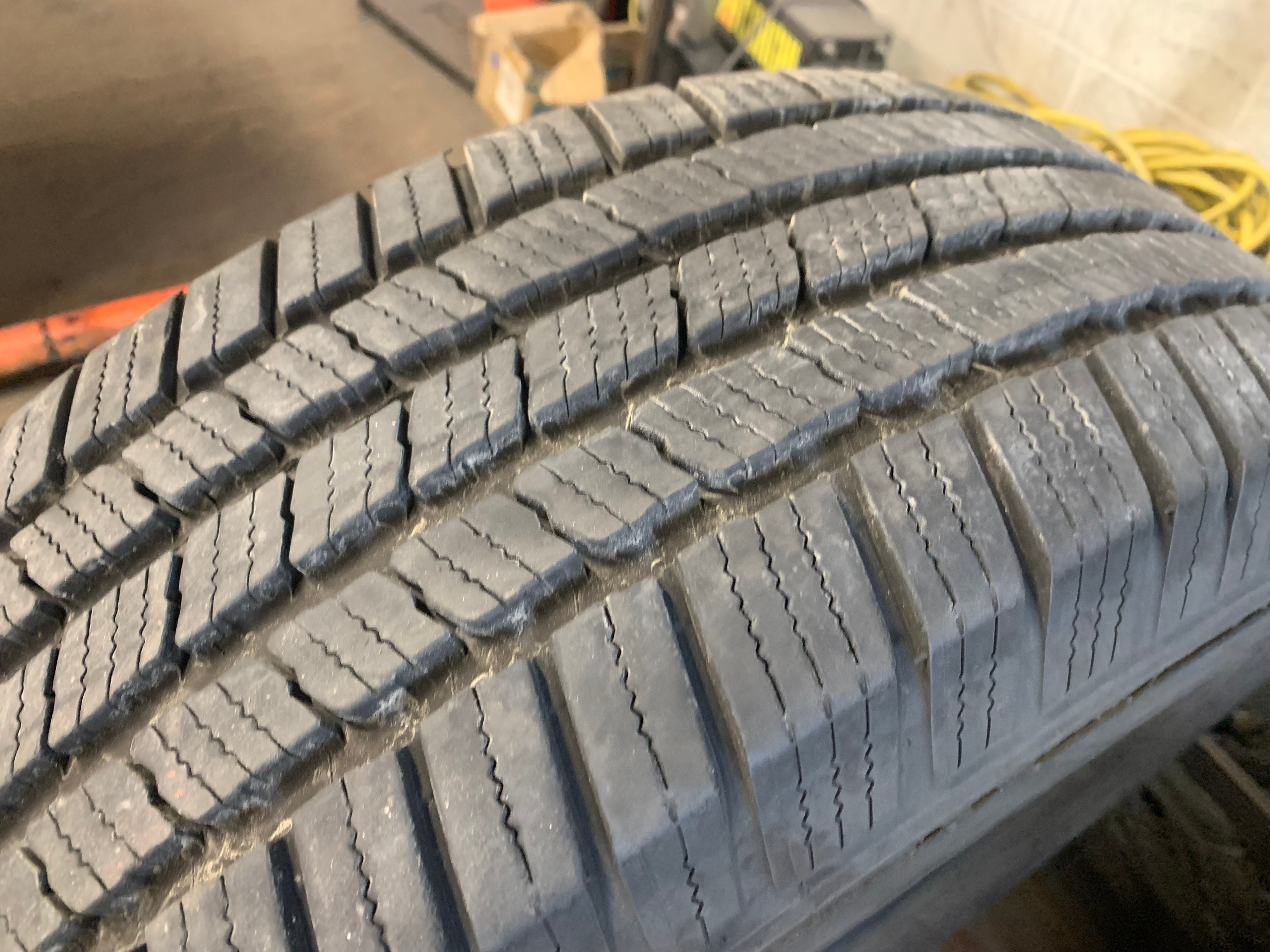 1 x single 235/65/17 M+S 104T Michelin Defender LTX M/S with 80% - photo 4