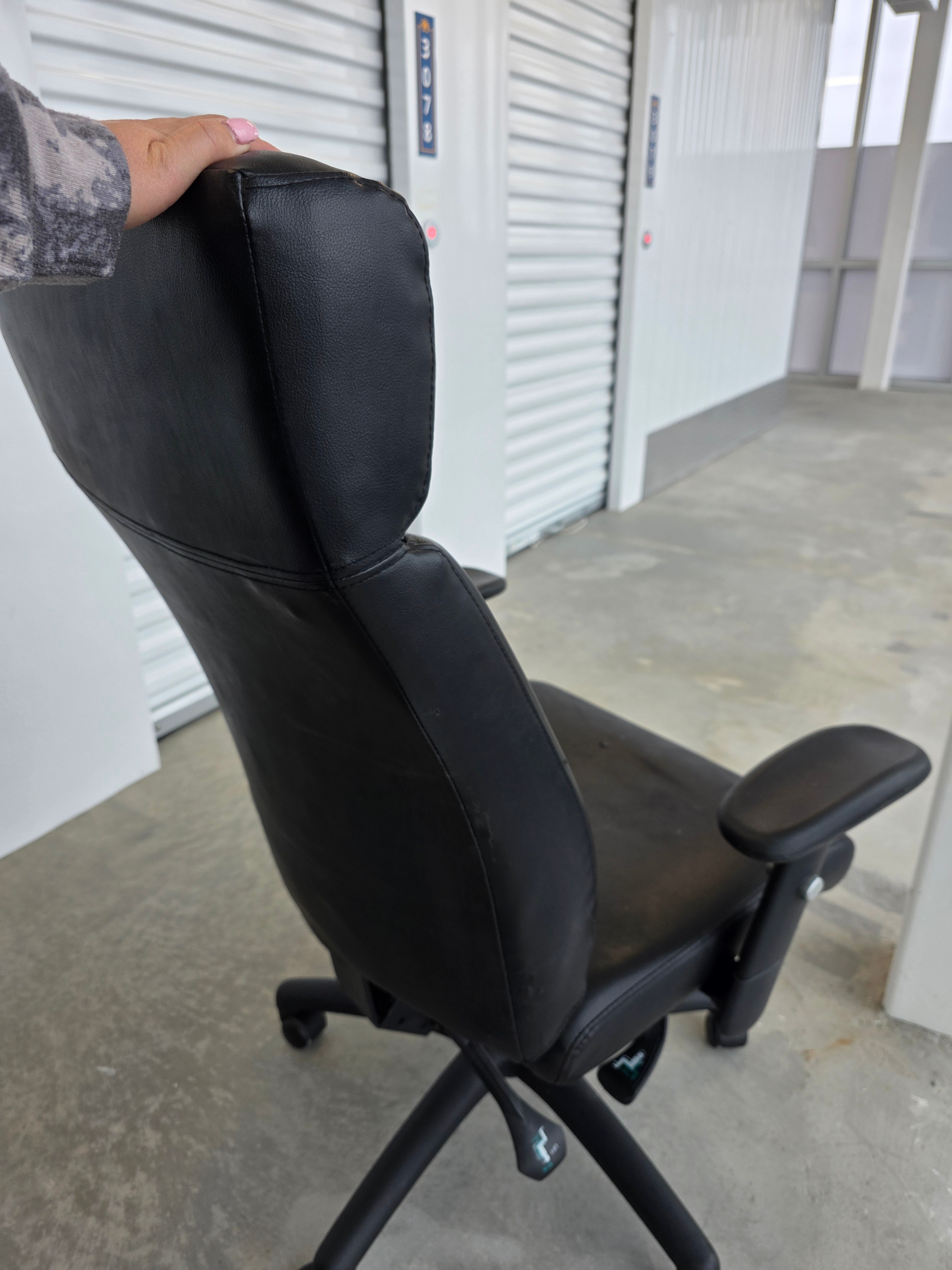 🪑 Executive-Size Black Leather Desk Chair – Adjustable - photo 5