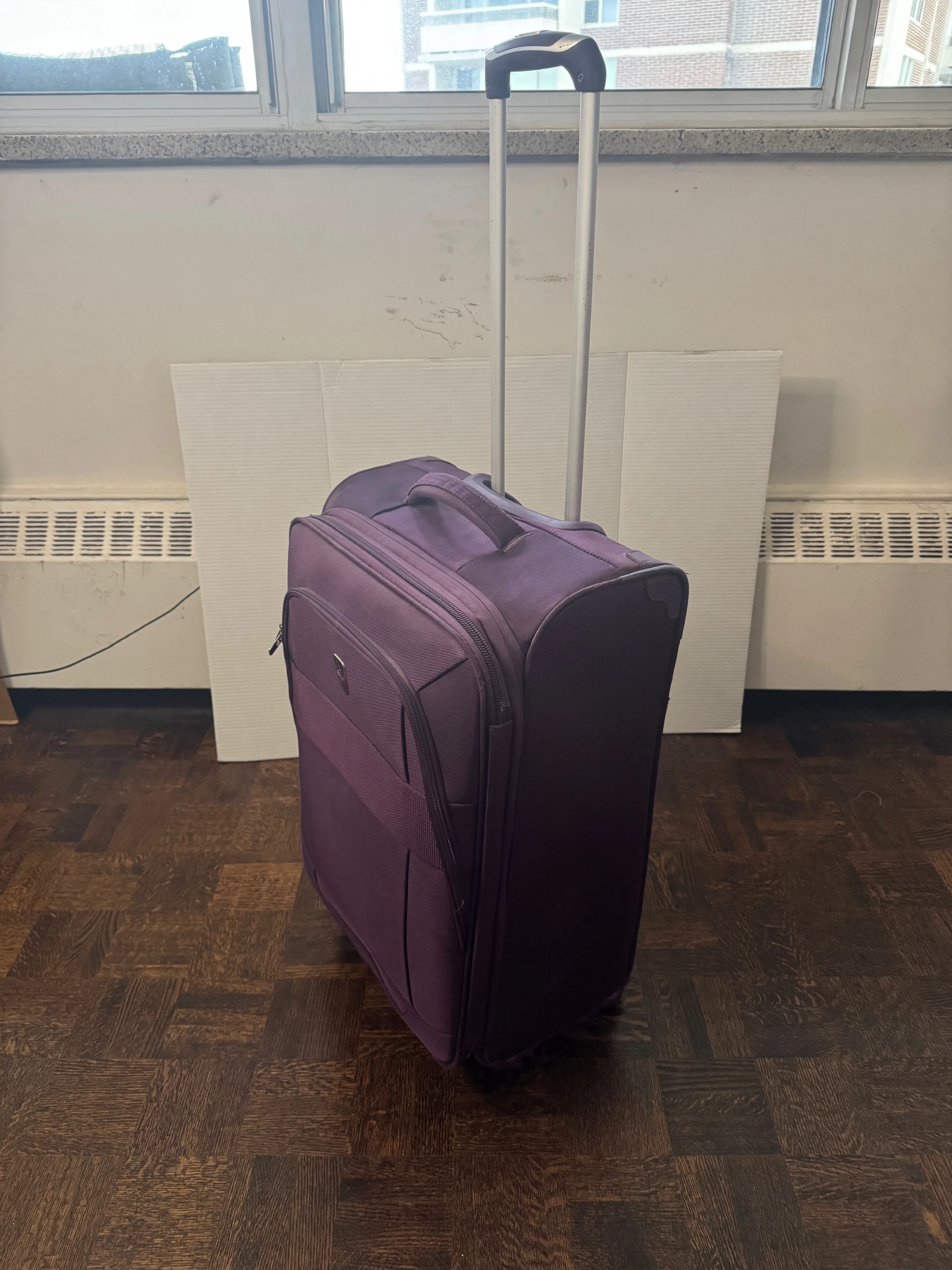 25" Medium Suitcase, great condition, ready for your next trip! image indicator(2)
