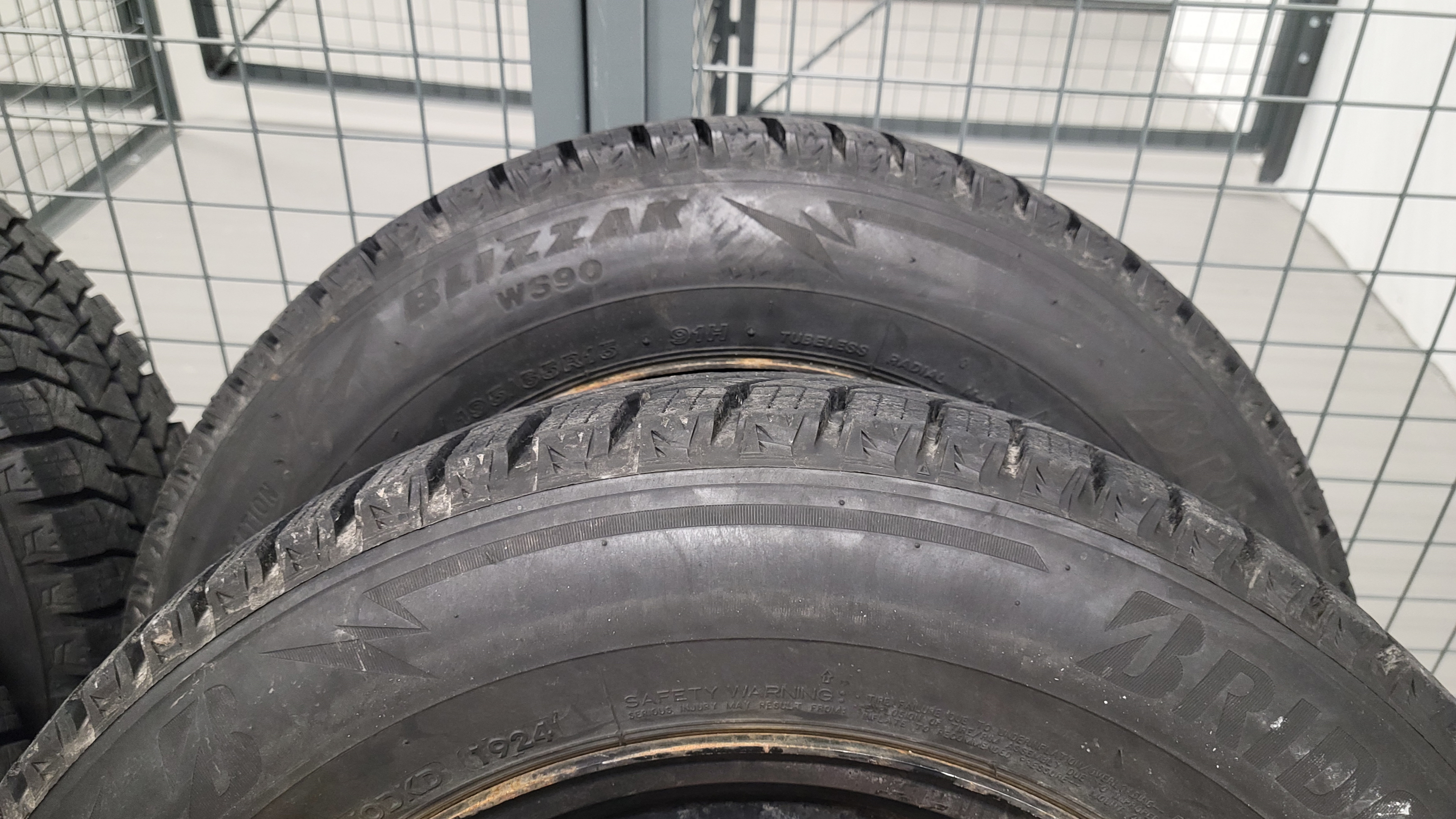 4 Bridgestone Blizzak 195/65/R15 Winter Tire & Rim - 1 Year old - photo 3