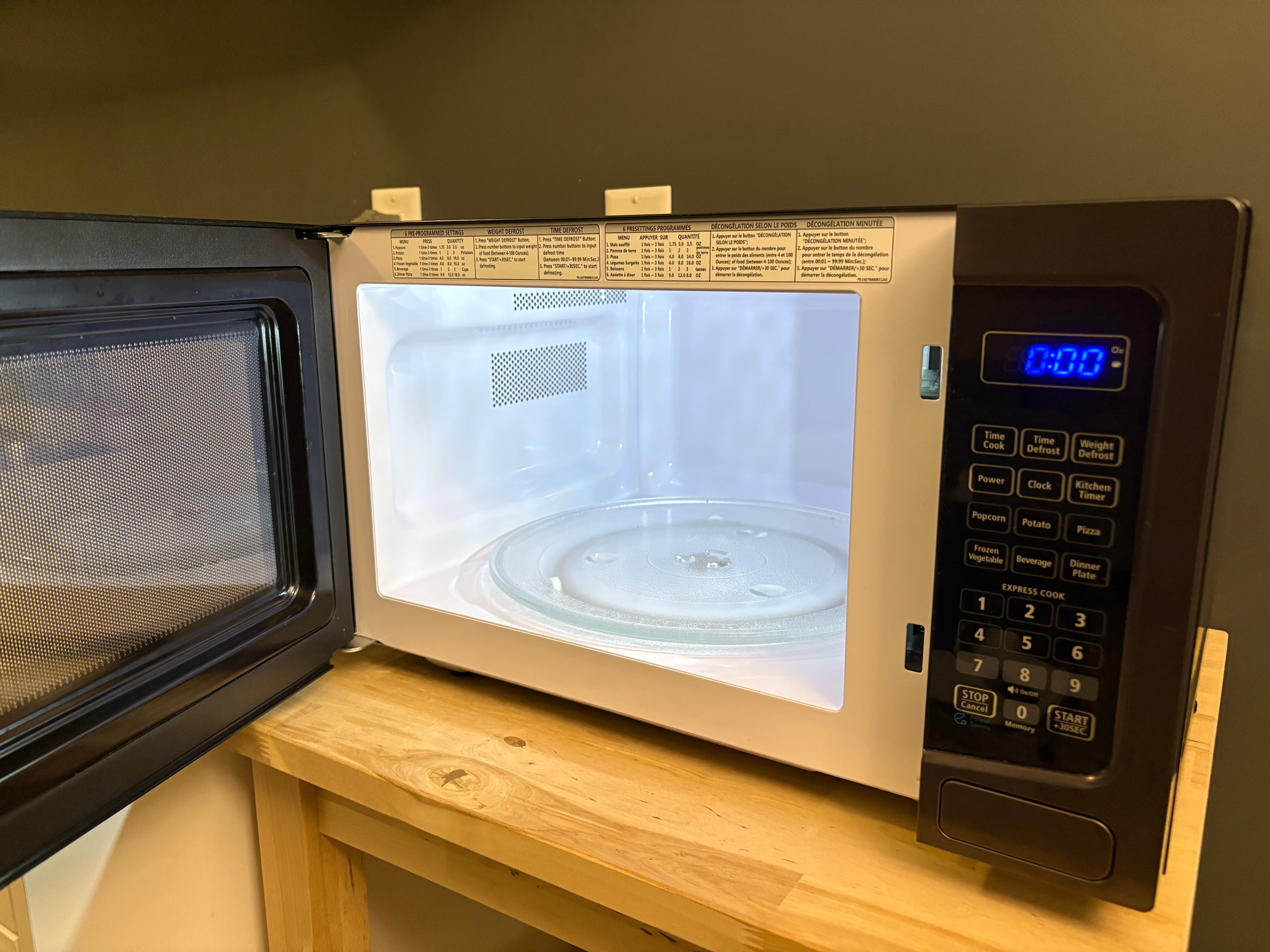 Insignia Countertop Microwave - In Great Condition! - photo 2