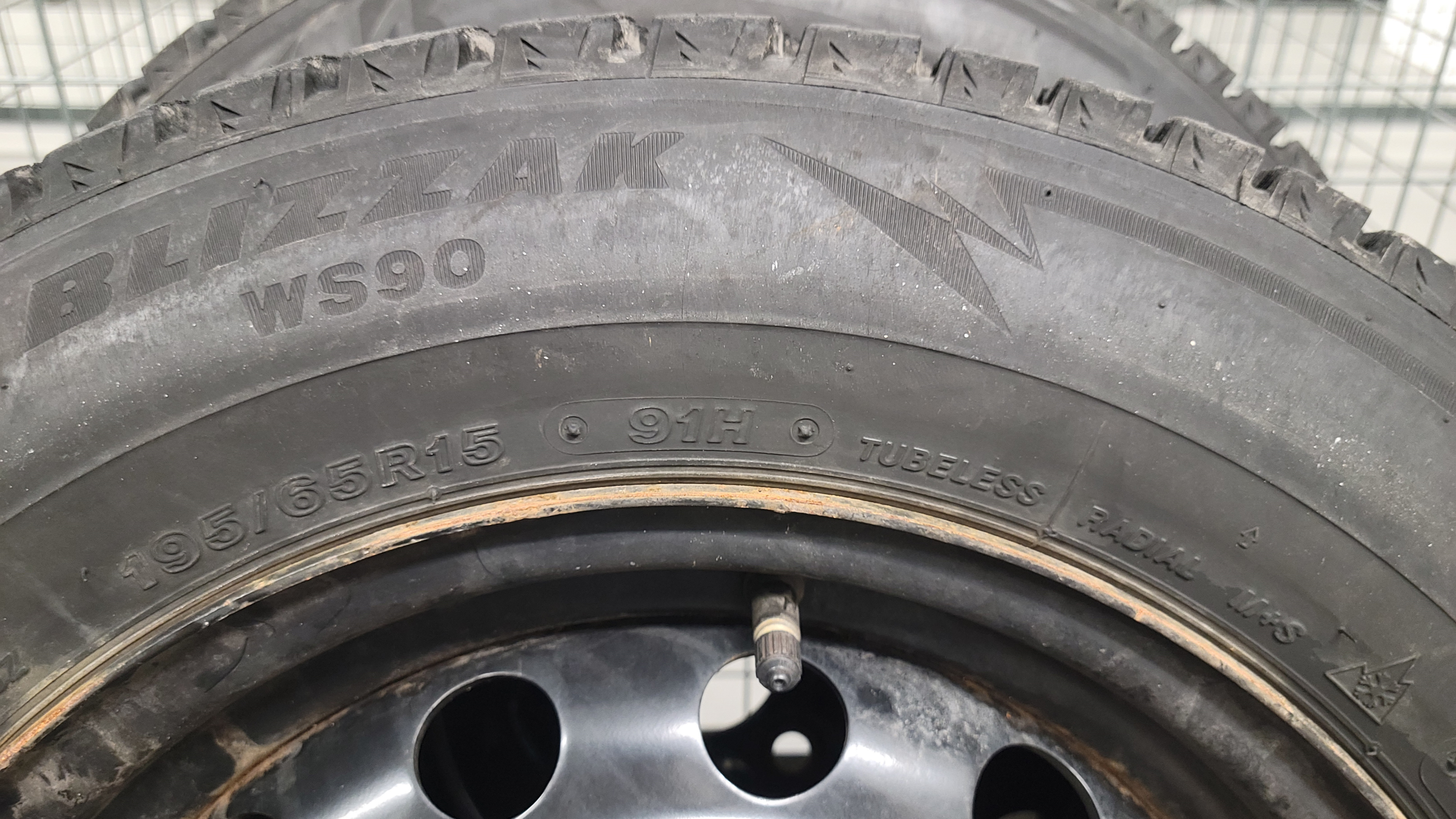 4 Bridgestone Blizzak 195/65/R15 Winter Tire & Rim - 1 Year old - photo 5
