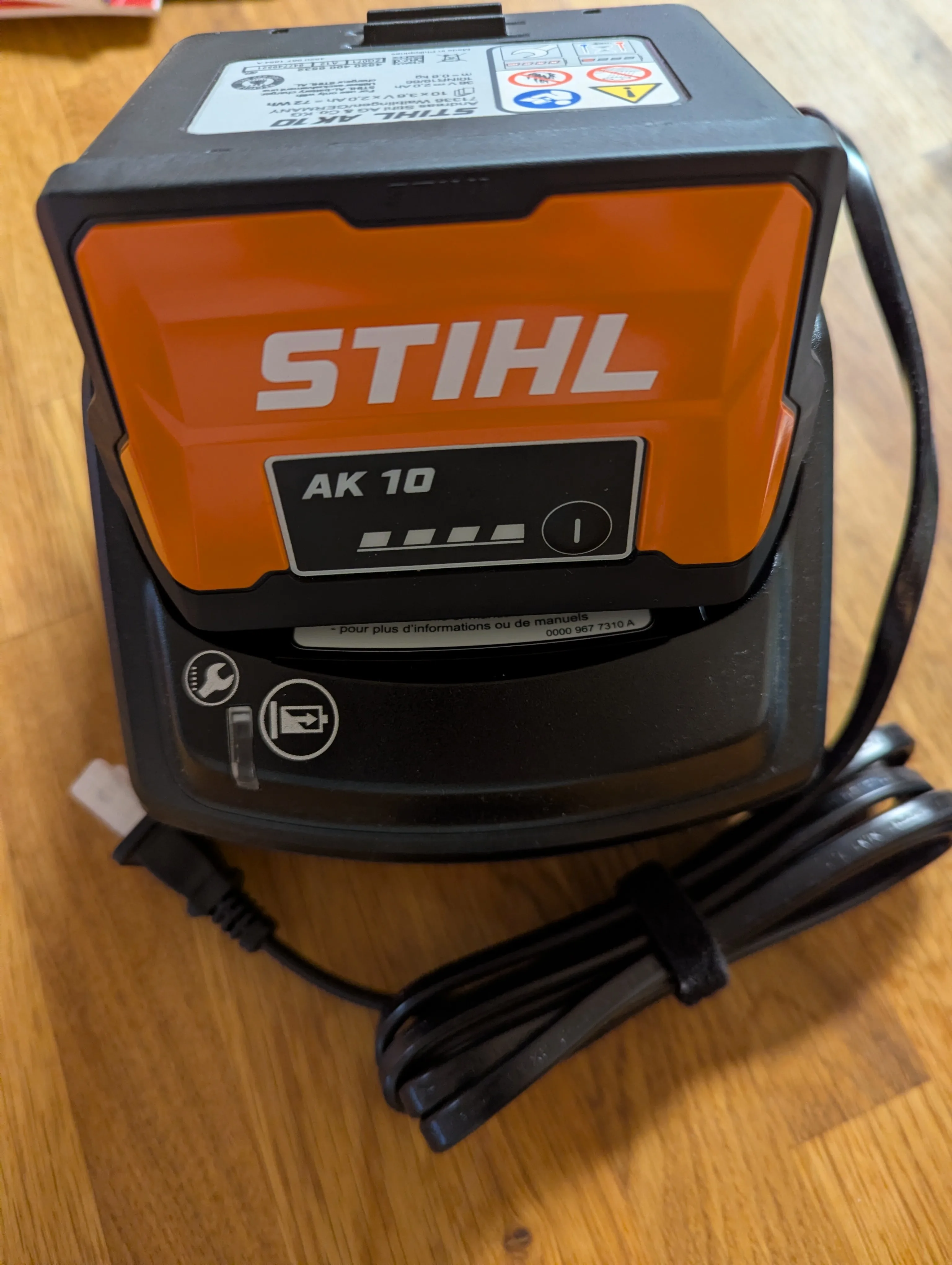 NEW! Stihl AK10 battery and AL101 charger for power lawn tools