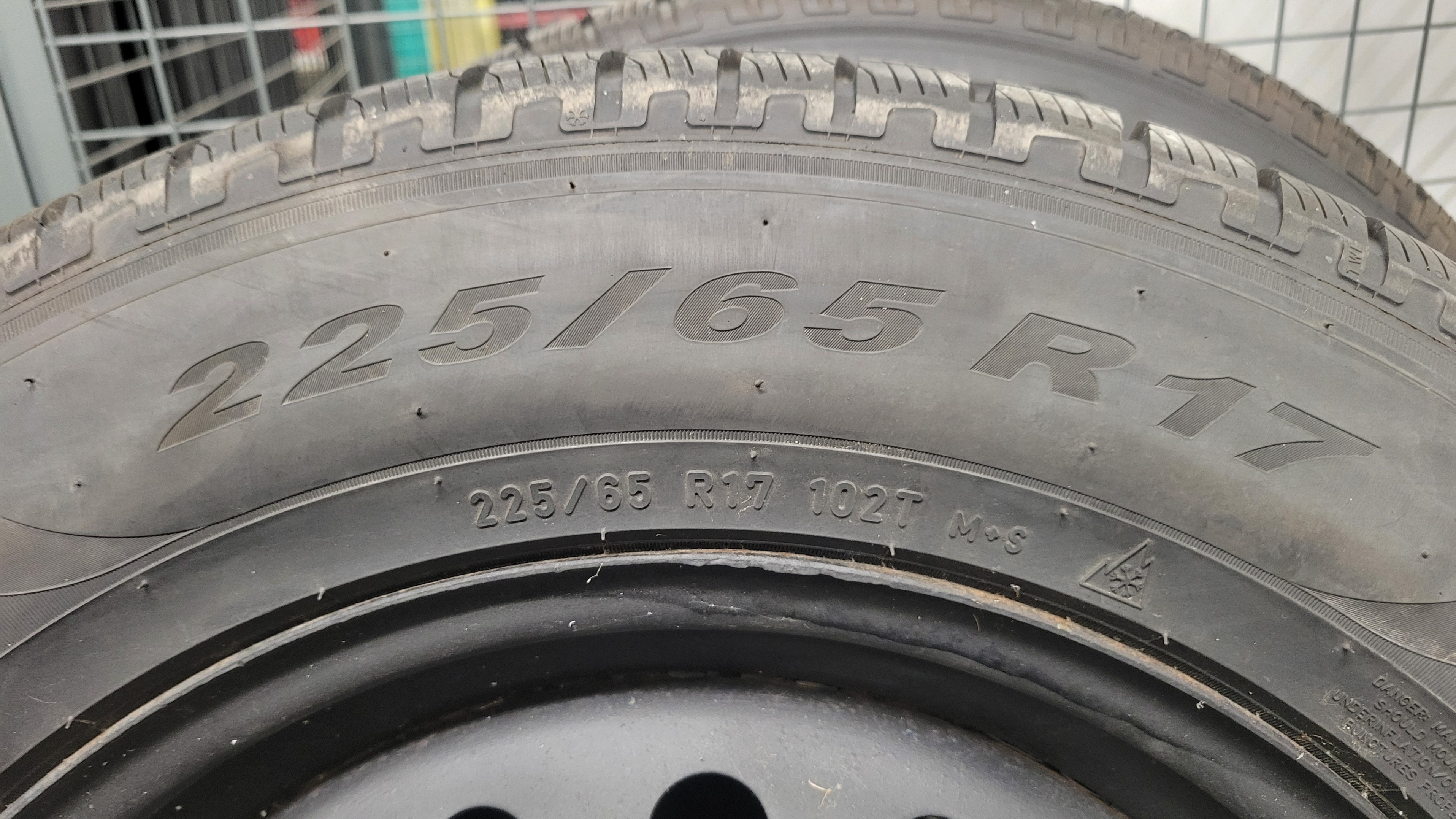 4 Pirelli Scorpion 225/65/R17 Winter Tire & Rims - photo 2