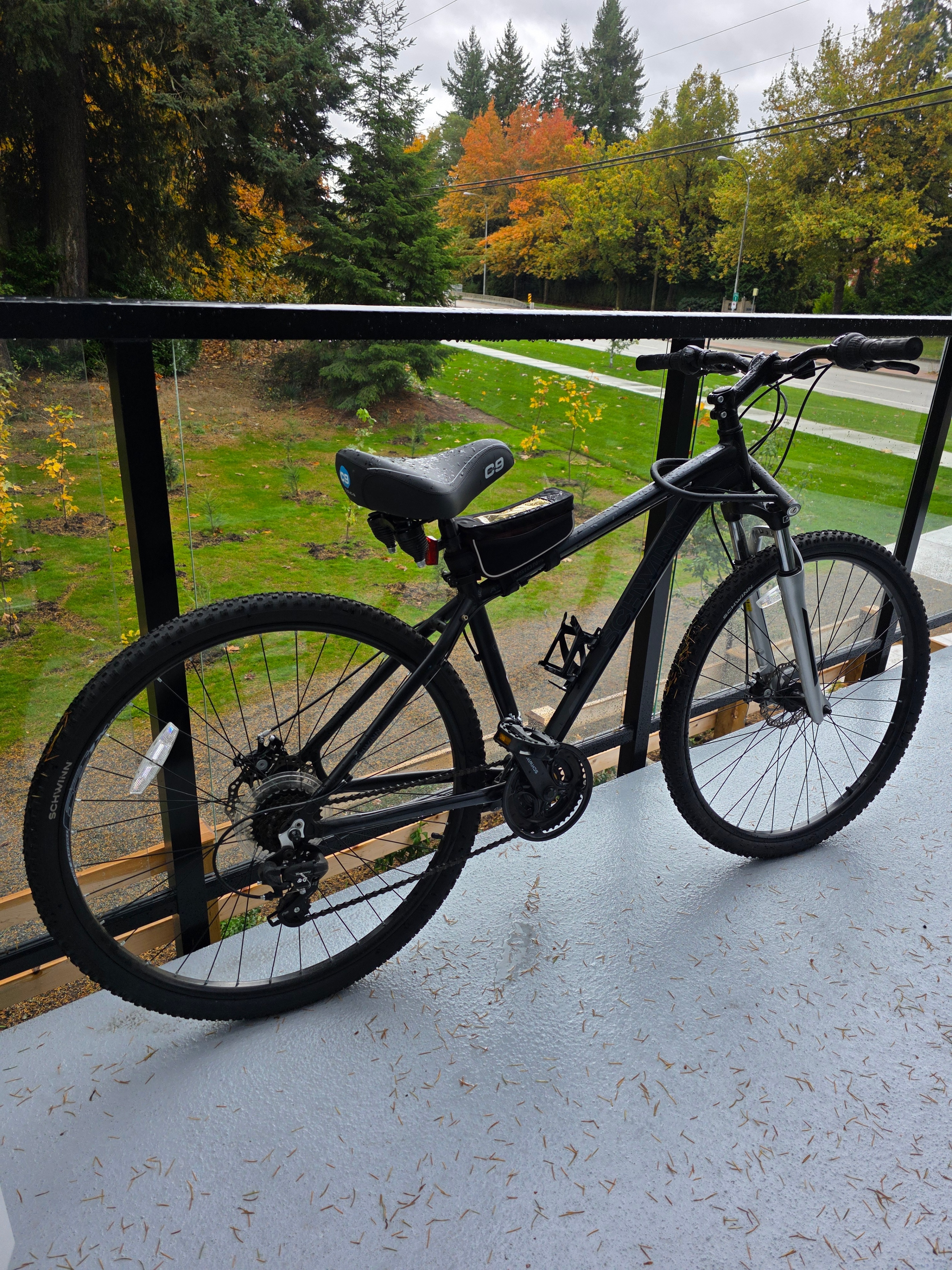 27.5 Inch - Adult Unisex Schwinn Hybrid Bike - Great Condition!