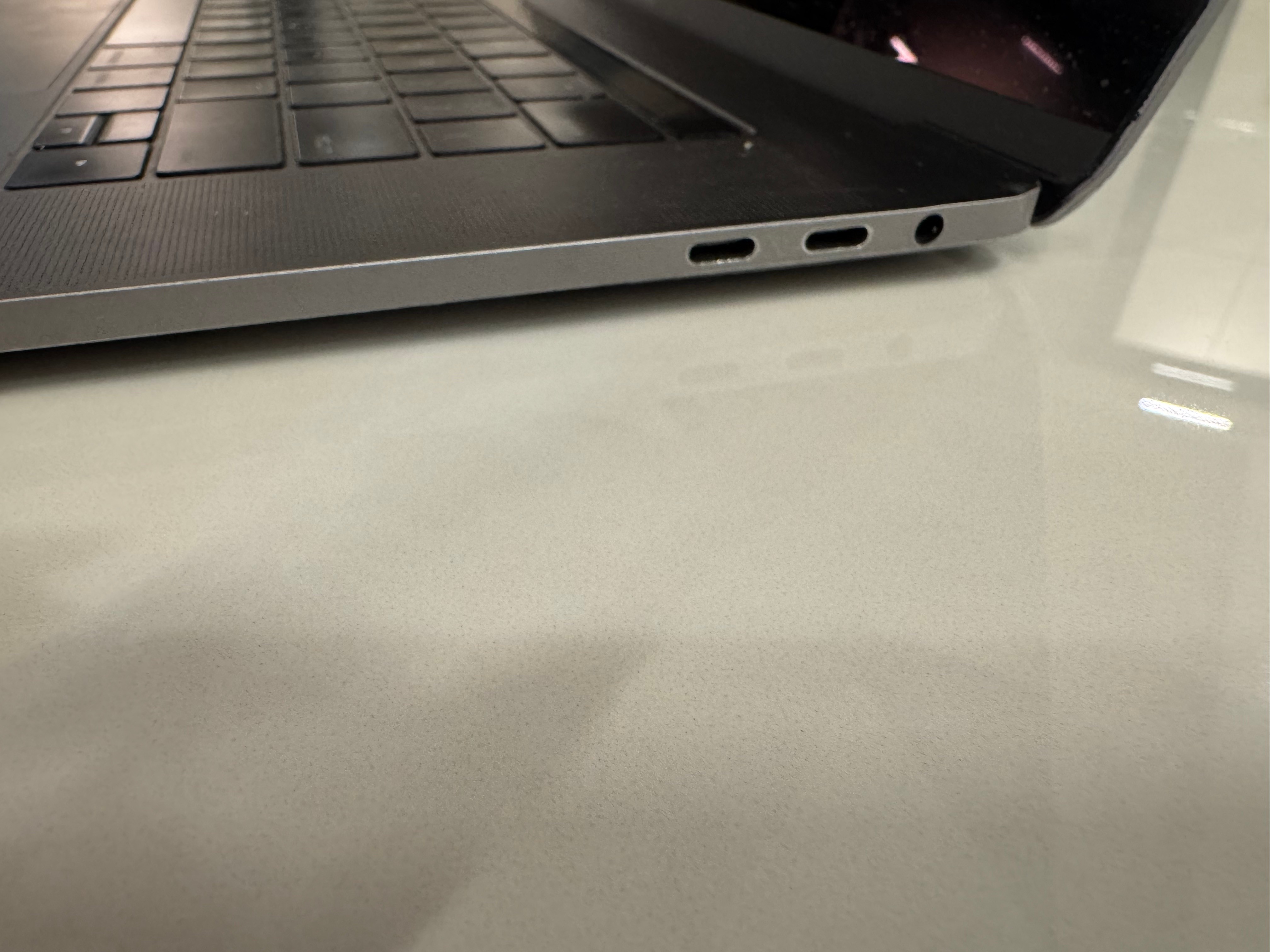 MacBook Pro 2017 – i7 / 16GB RAM / Touch Bar + Fingerprint - photo 4