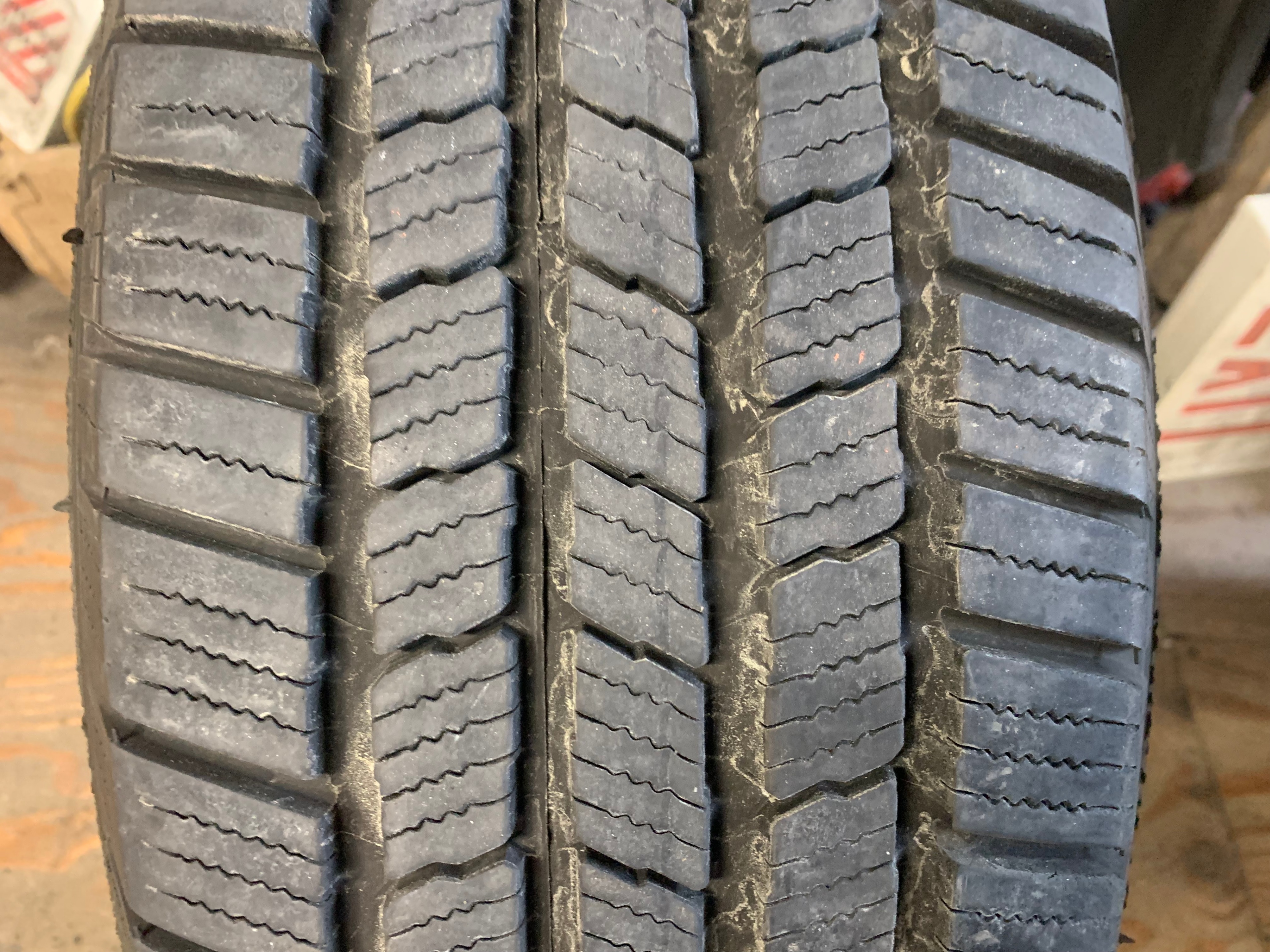 1 x single 235/65/17 M+S 104T Michelin Defender LTX M/S with 80% - photo 2