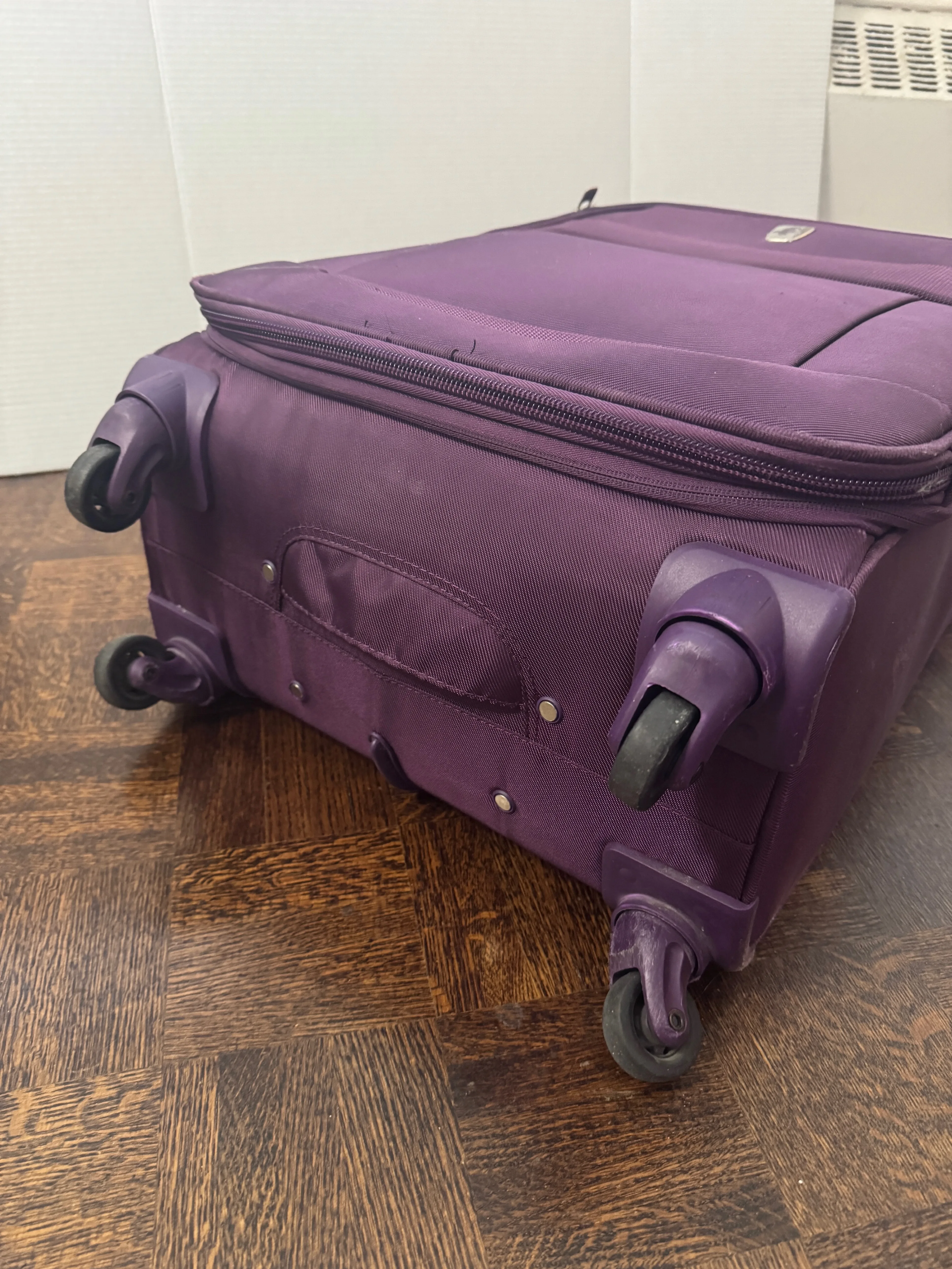 25" Medium Suitcase, great condition, ready for your next trip! image indicator(5)