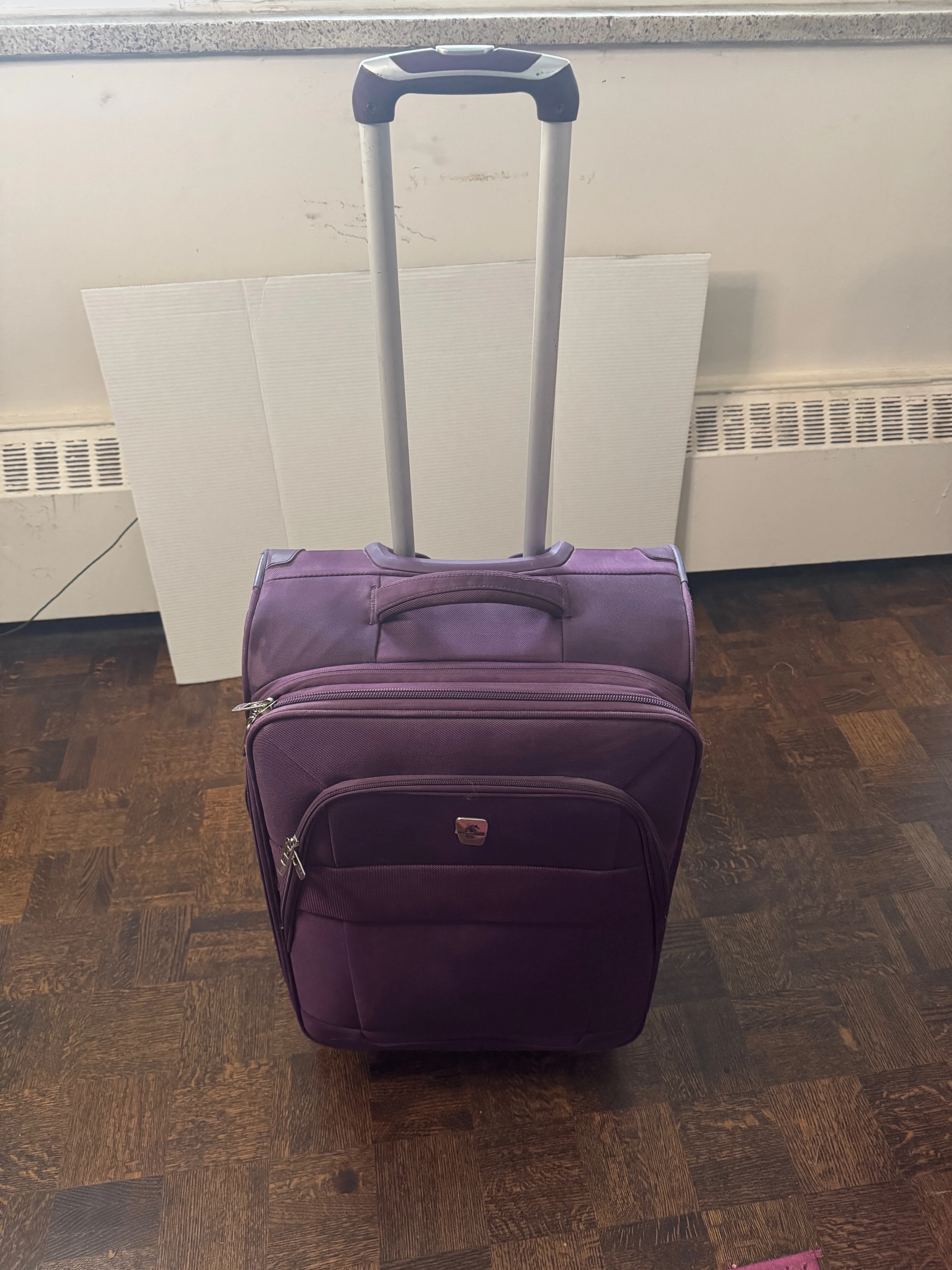 25" Medium Suitcase, great condition, ready for your next trip!