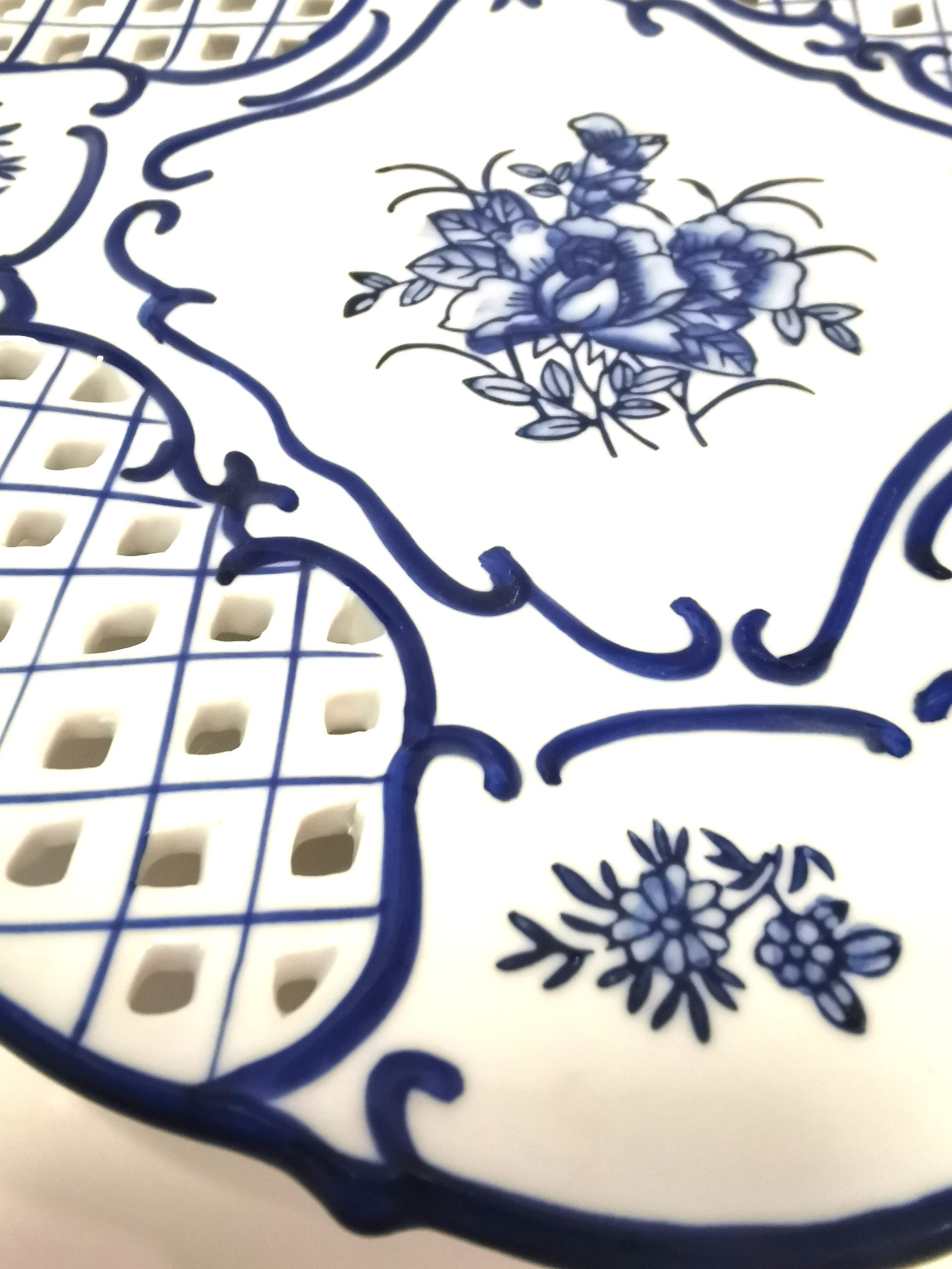 Vintage circa 1950s West German Reticulated Plate 8" Blue Rose - photo 2