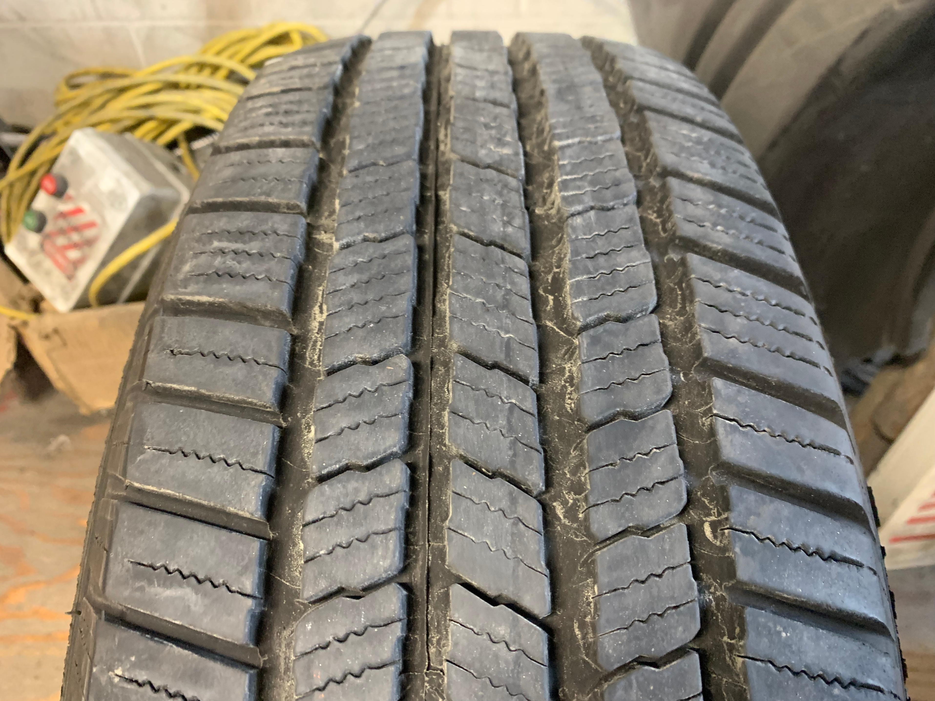 1 x single 235/65/17 M+S 104T Michelin Defender LTX M/S with 80% - photo 3