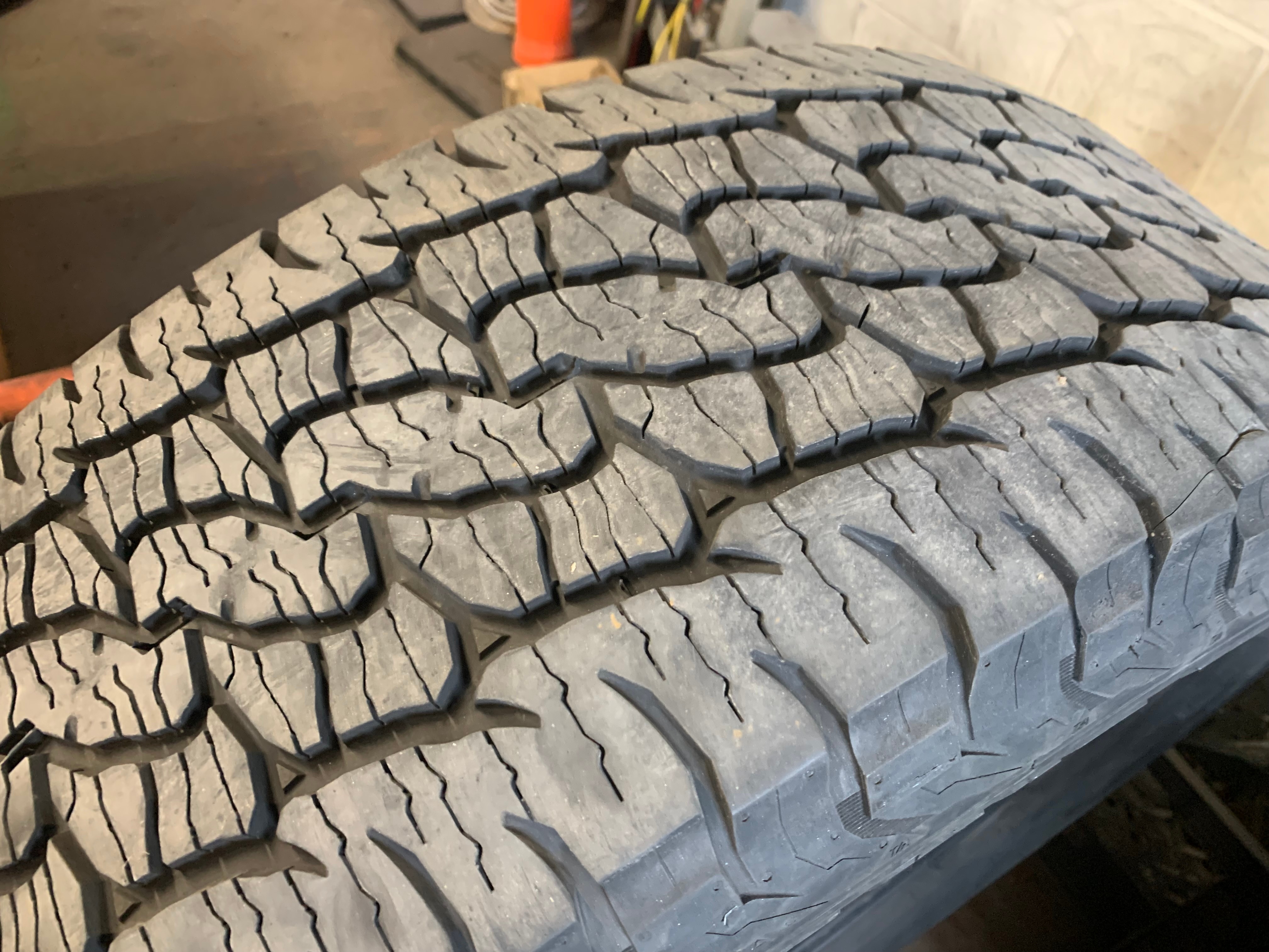 1 X single 275/60/20 M+S 115T BFG Trail-Terrain T/A with 60% - photo 4