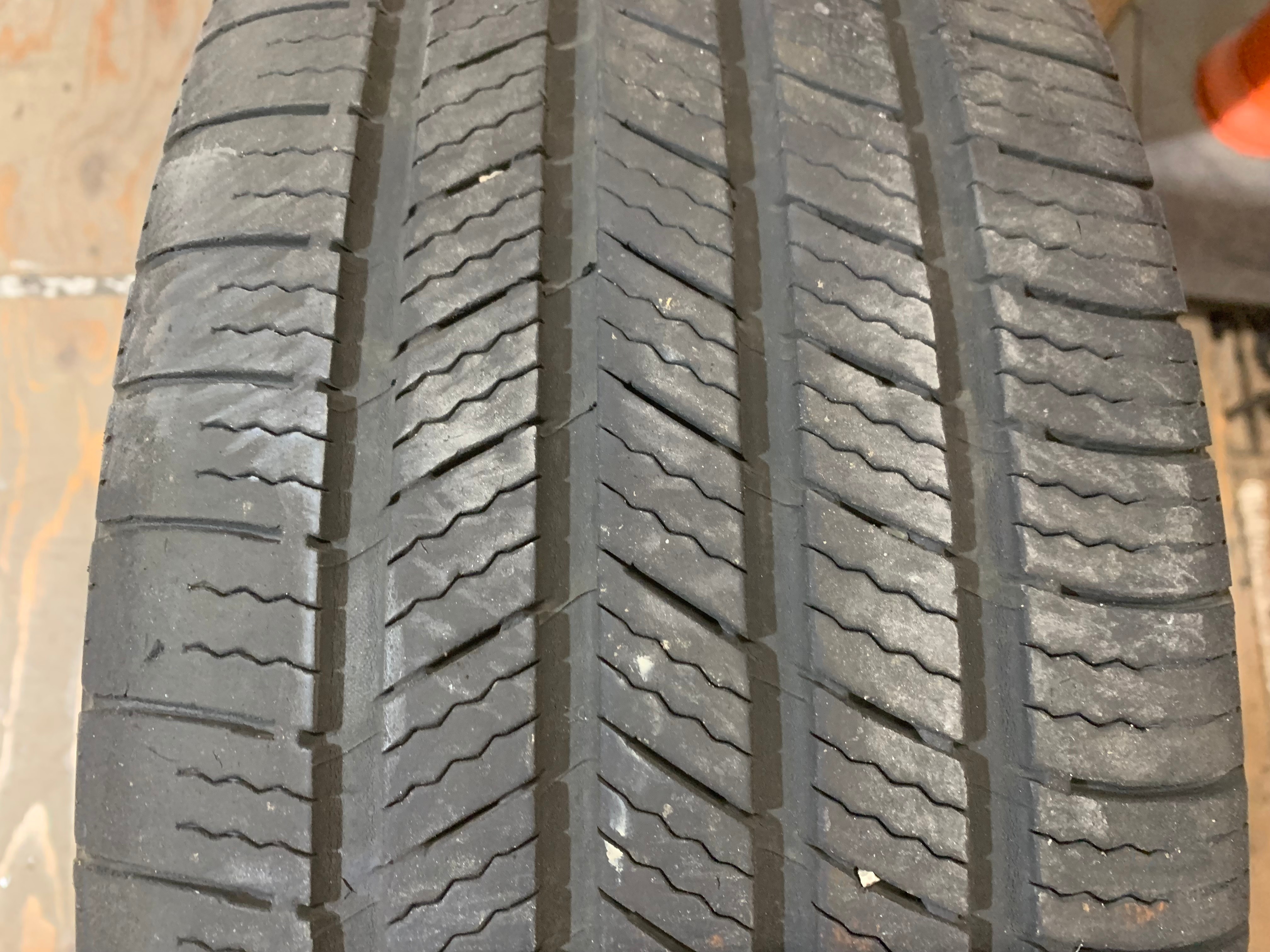 PAIR of 215/55/17 94H M+S Michelin Defender T+H with 60% tread - photo 2