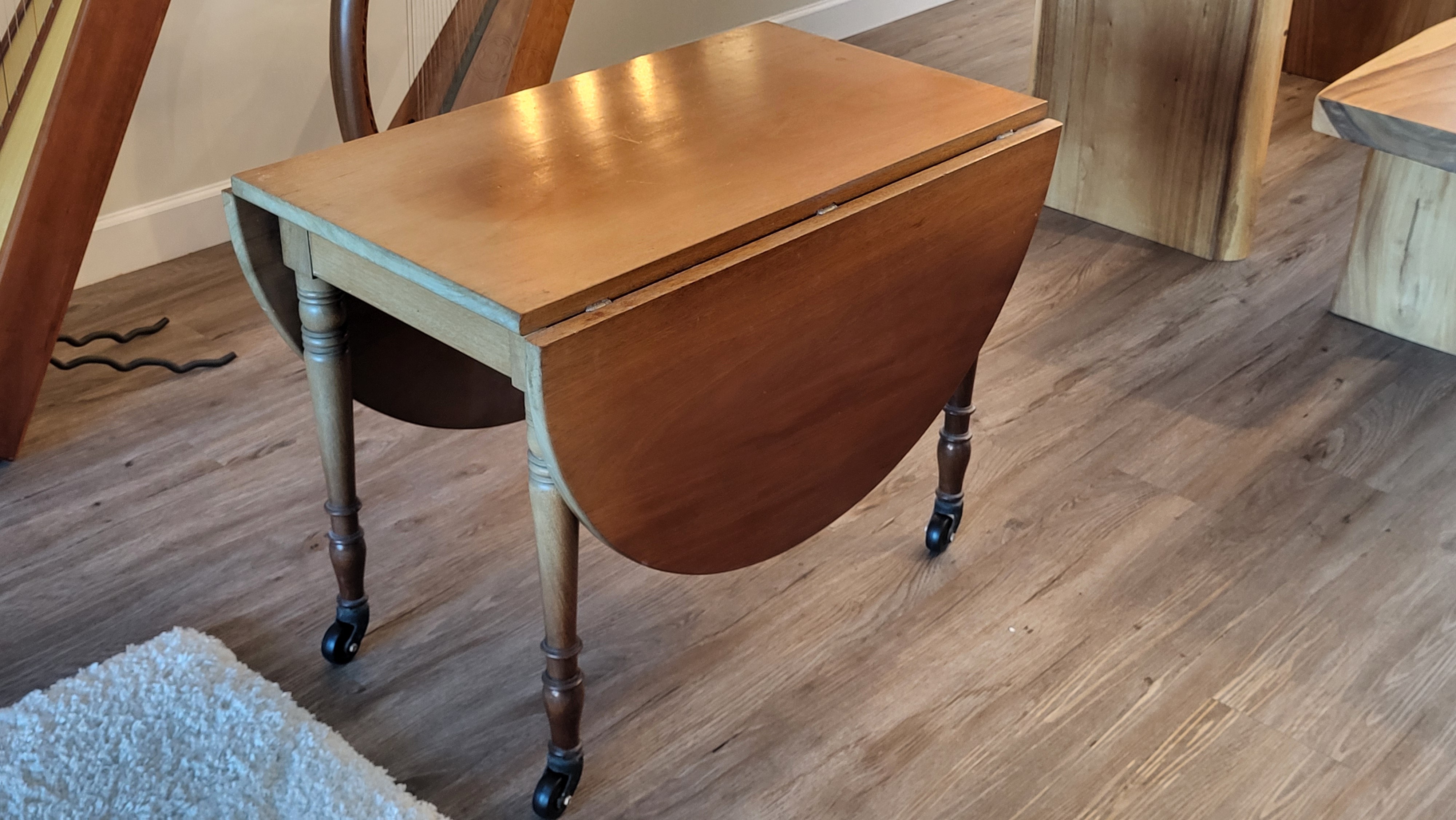 Antique mahogany drop-leaf end/coffee table