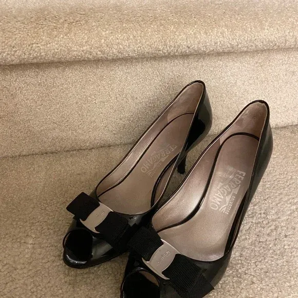 Salvatore Ferragamo Vara Bow Open Toes Leather Low Heel Shoes image indicator(3)