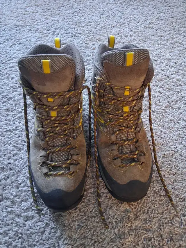 North Face Hiking Boots - Women's size 9 - photo 2
