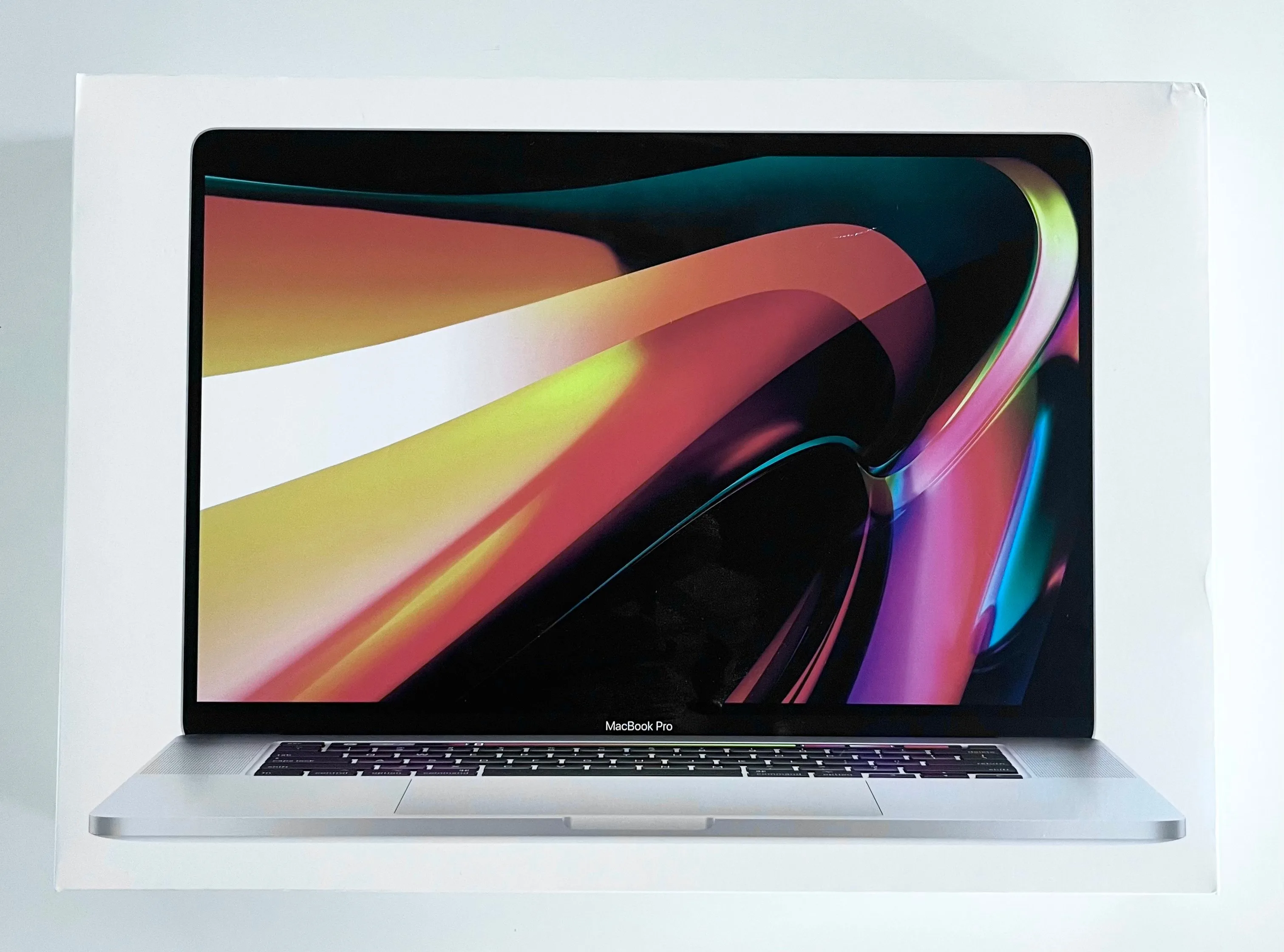 MINT 2019 MACBOOK PRO TOUCHBAR 15 / 2.8GHz i7 / 16GB RAM / 256GB