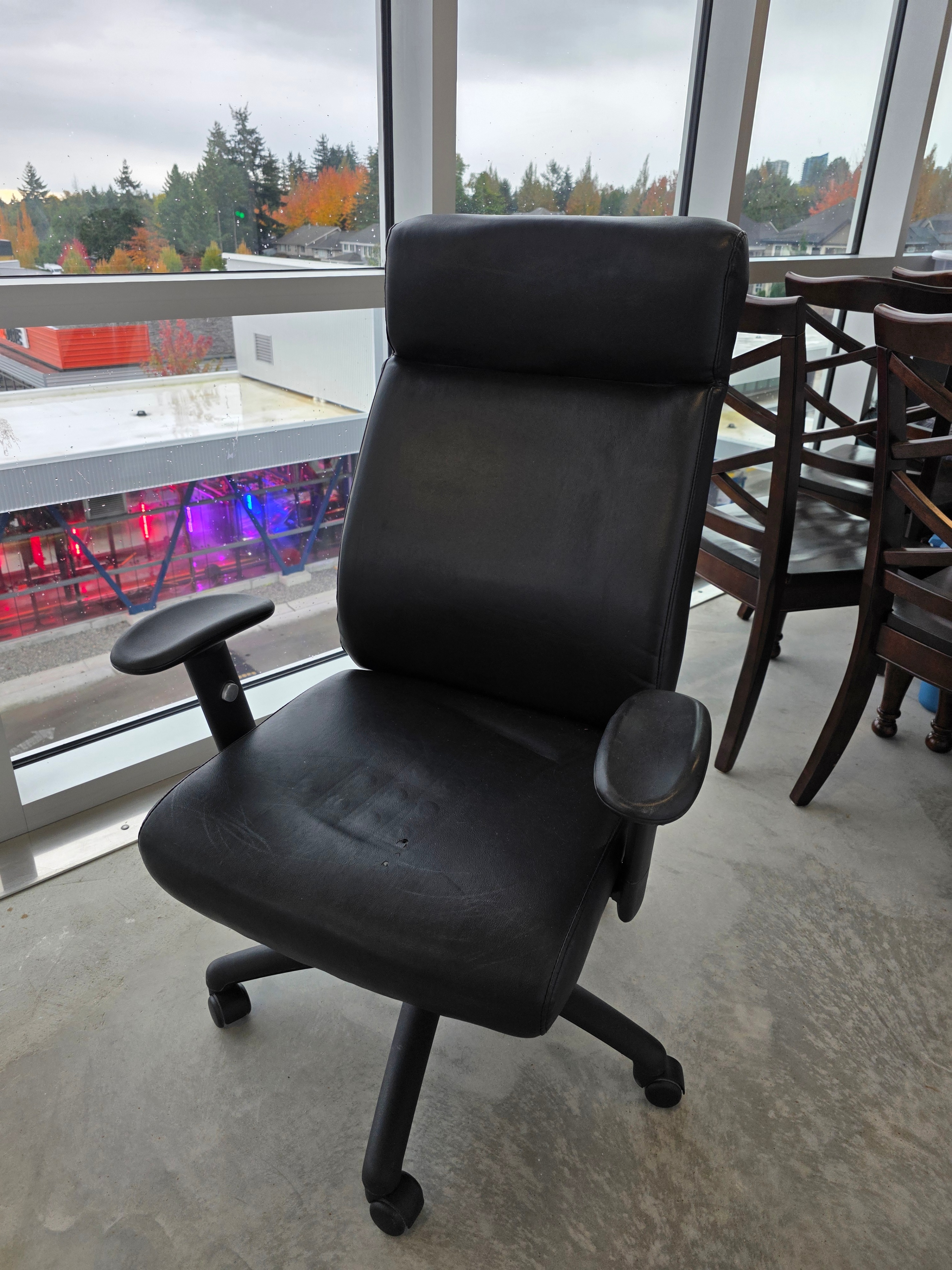 🪑 Executive-Size Black Leather Desk Chair – Adjustable