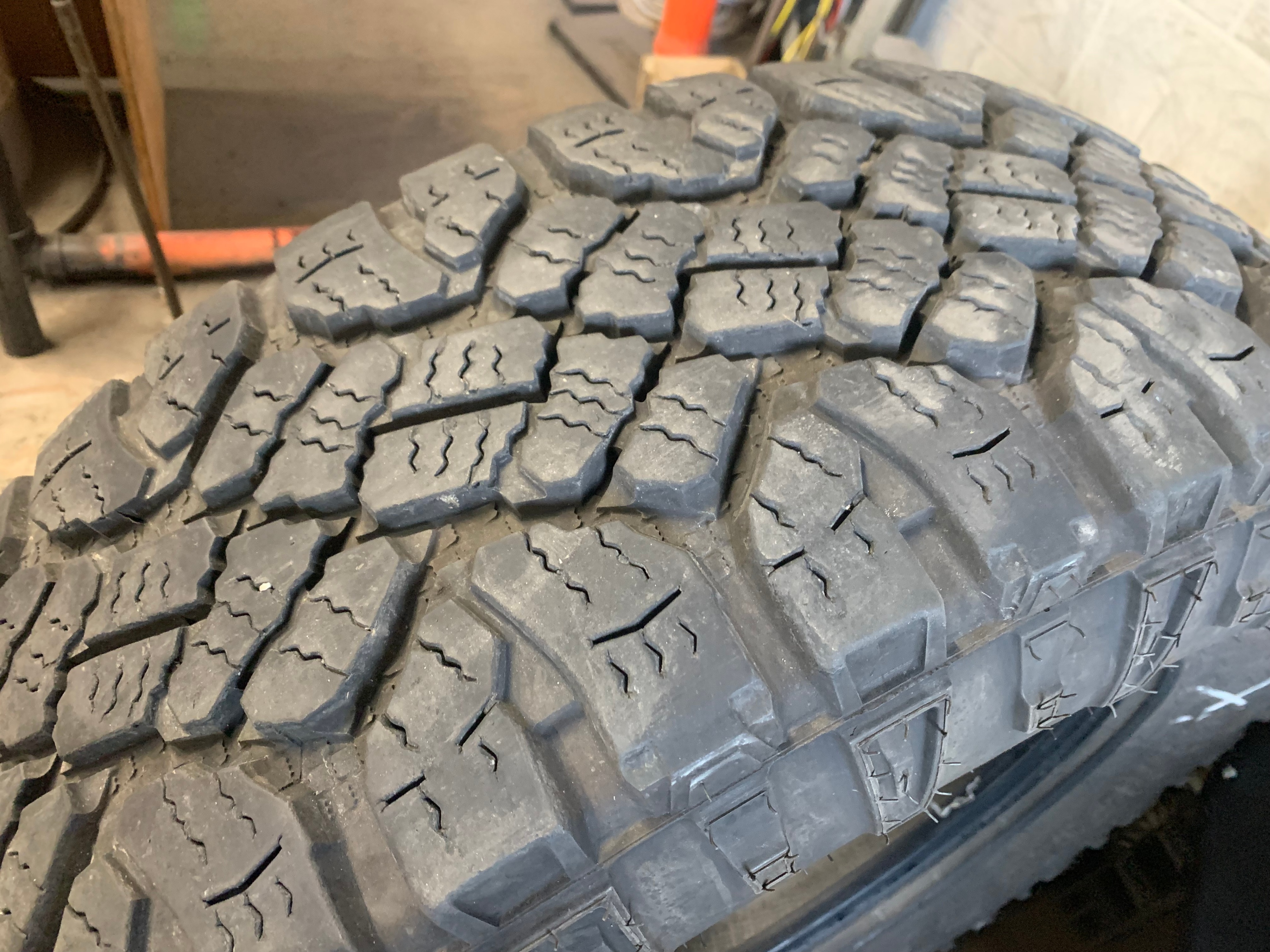 1 X single LT 275/70/18 E 125R Goodyear Wrangler Duratrac 70% - photo 4