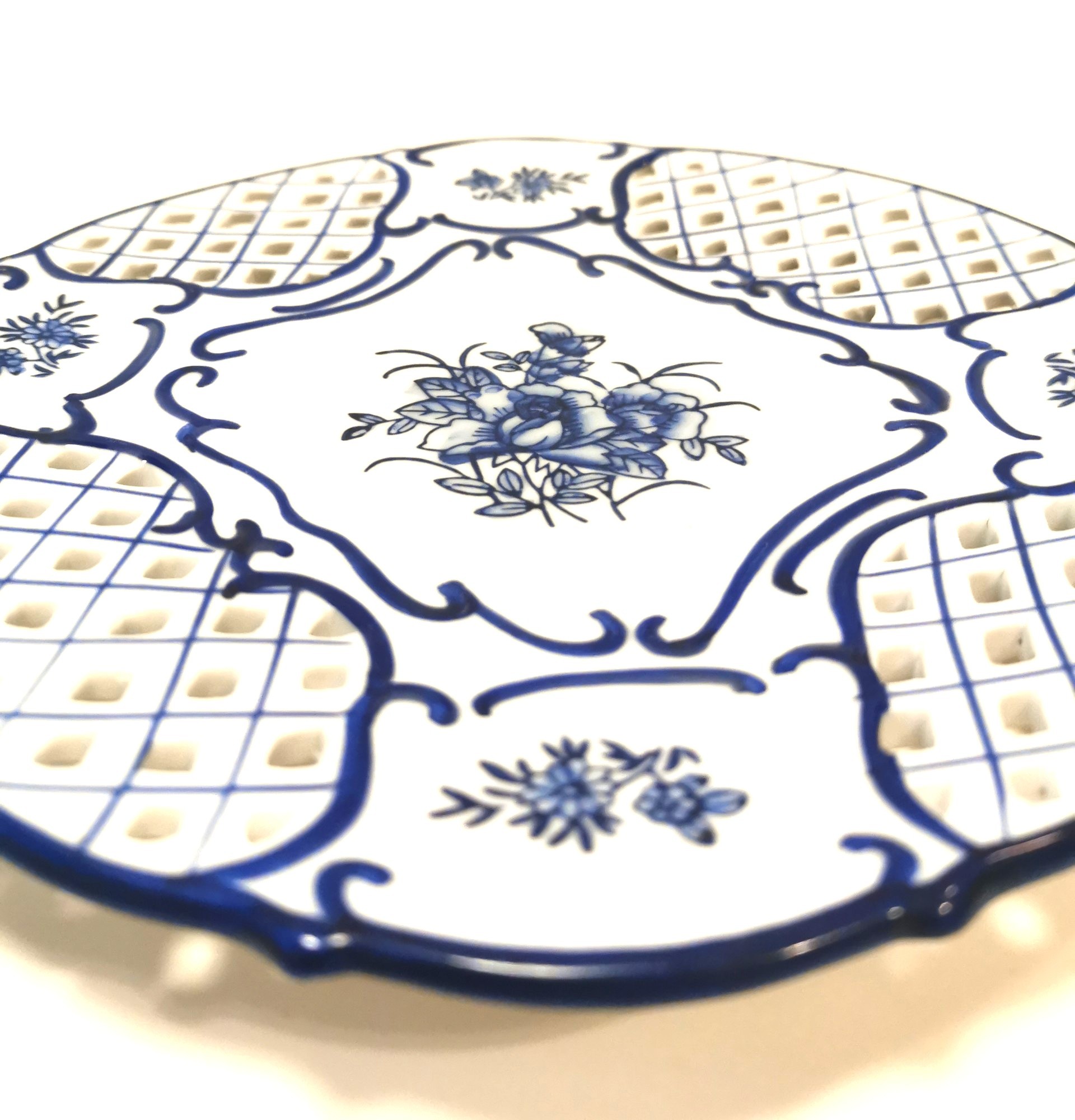 Vintage circa 1950s West German Reticulated Plate 8" Blue Rose - photo 4