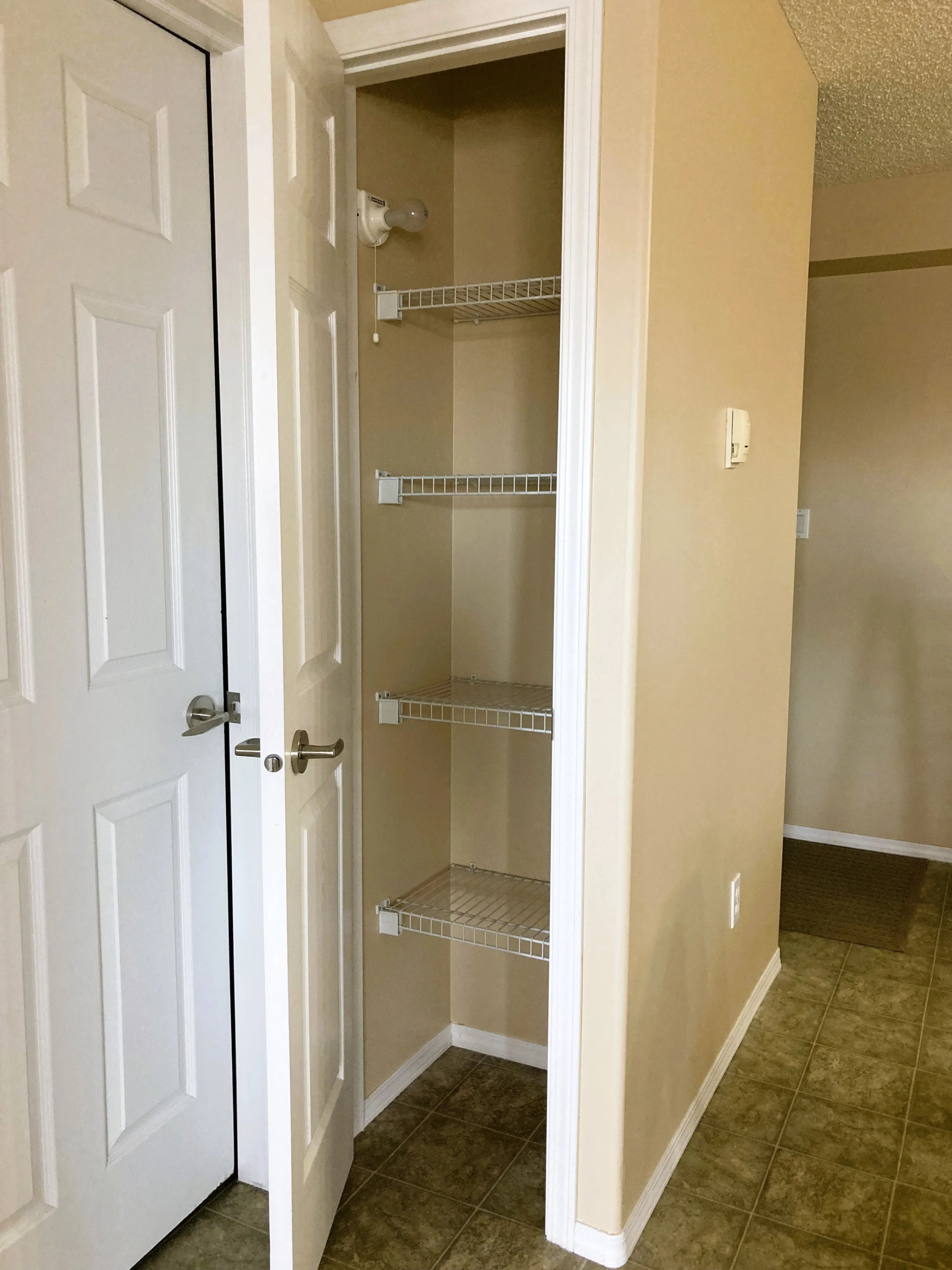 CLAREVIEW Large Size 1-Bedroom Condo utilities+parking included image indicator(7)