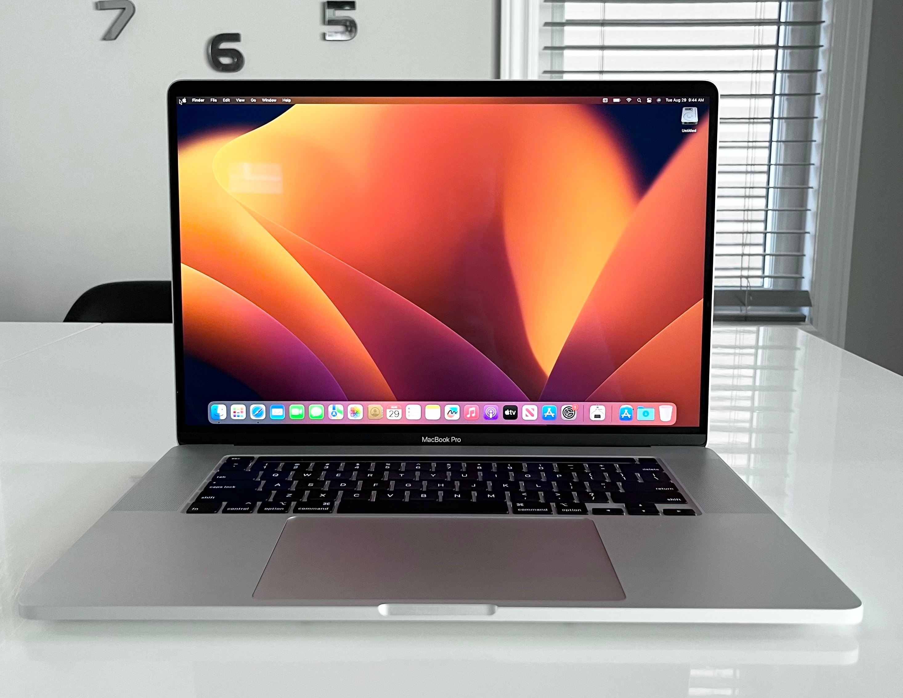 MINT 2019 MACBOOK PRO TOUCHBAR 15 / 2.8GHz i7 / 16GB RAM / 256GB - photo 2
