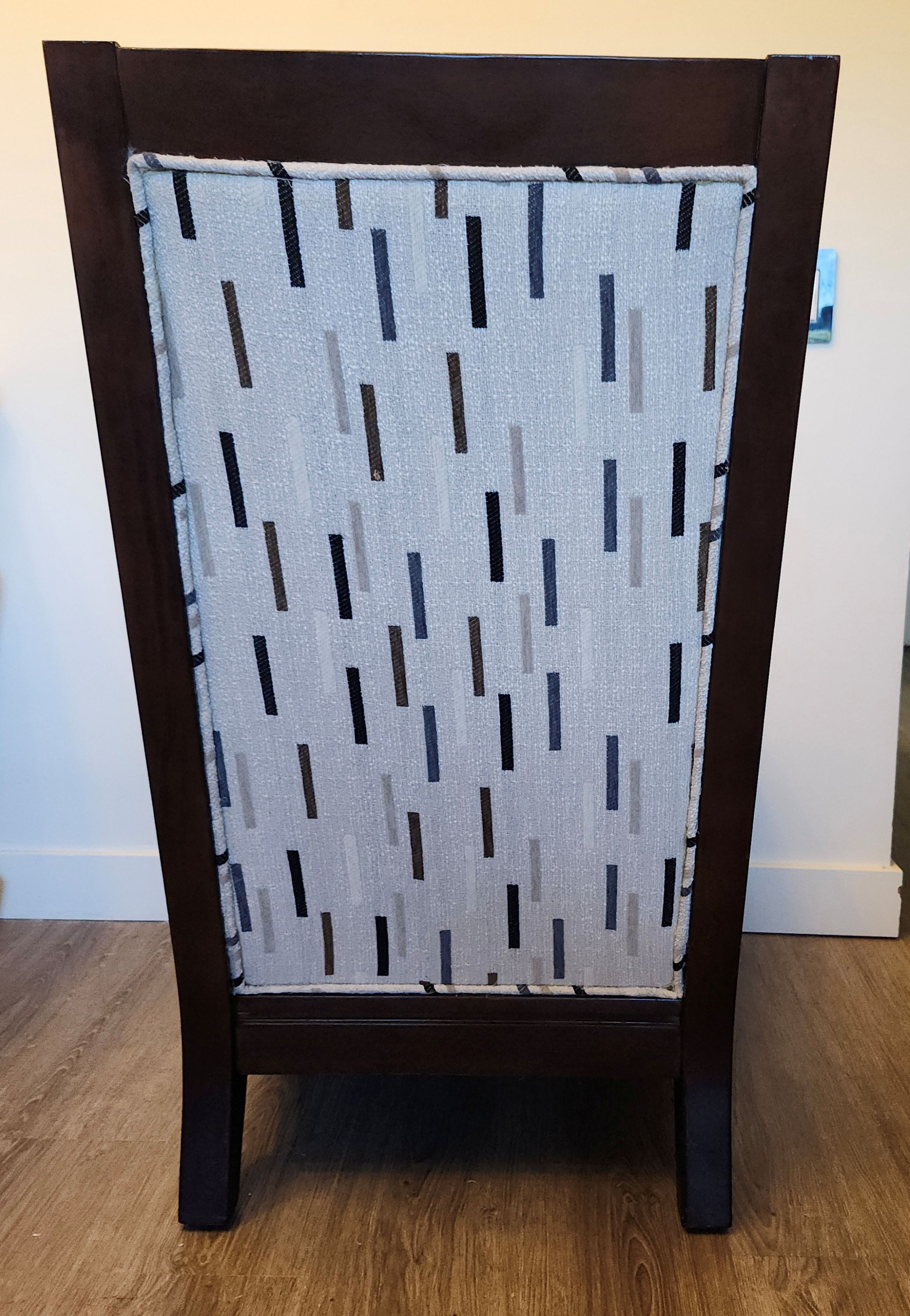 Stylish and Modern Accent Chair - photo 3
